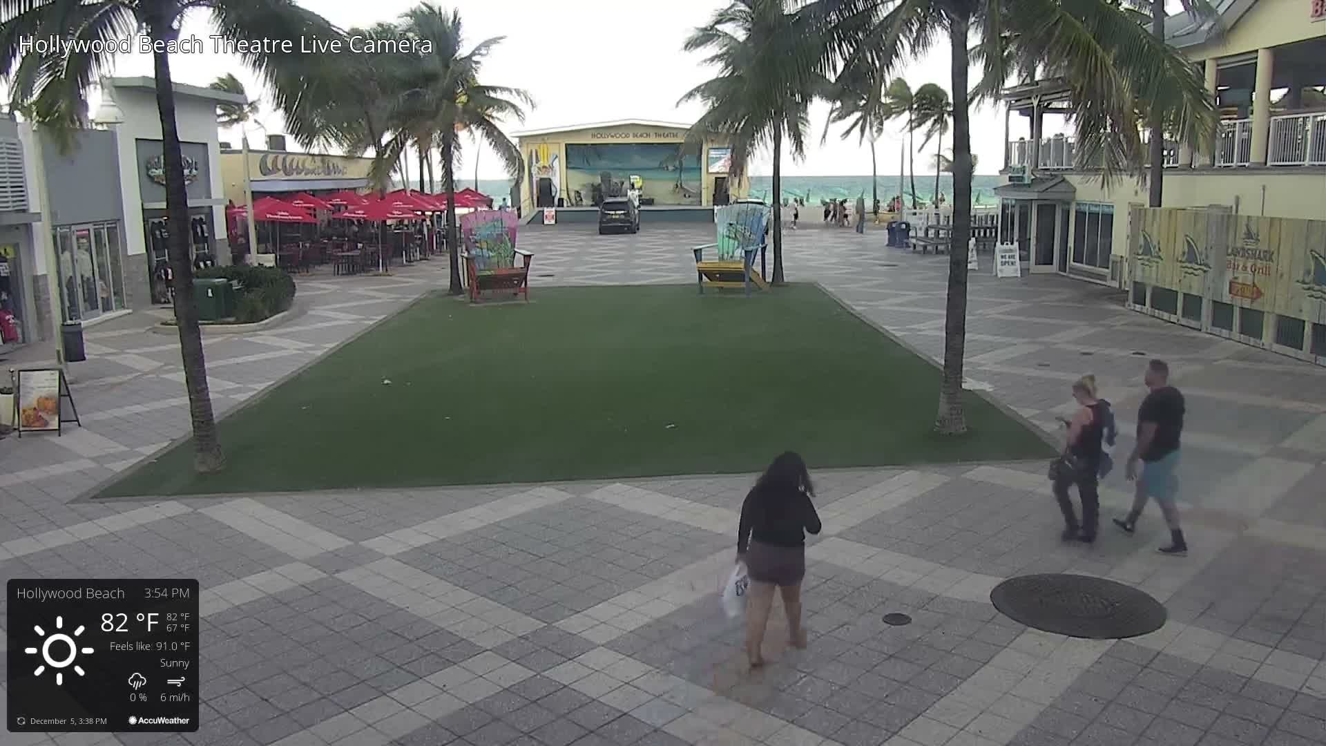 Hollywood Beach Theatre & Big Chairs Square Live Cam - Holywood, Broward, Florida, USA