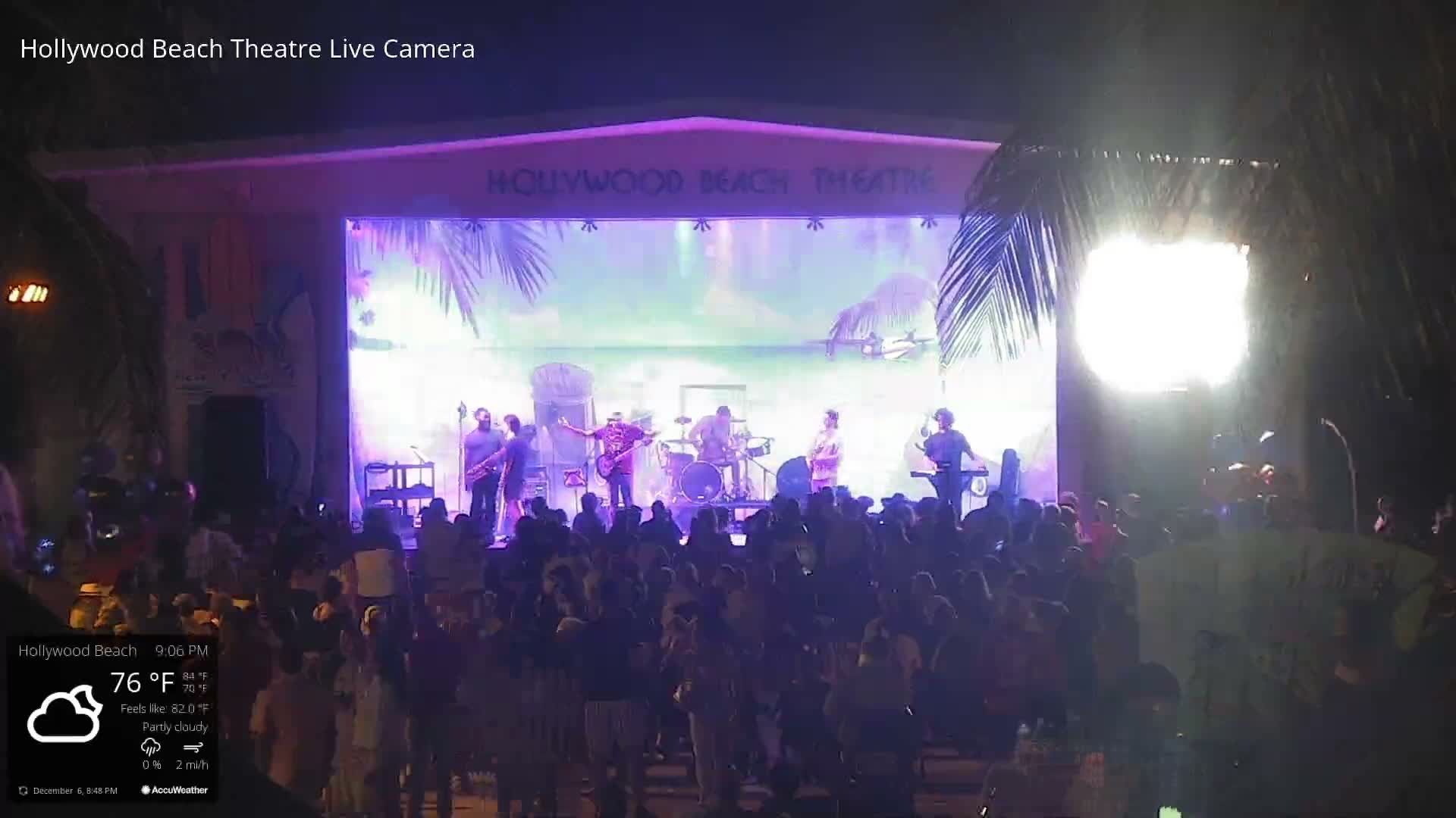 Hollywood Beach Theatre & Big Chairs Square Live Cam - Holywood, Broward, Florida, USA