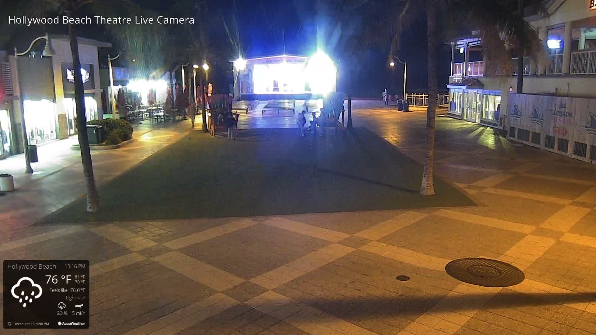 Hollywood Beach Theatre & Big Chairs Square Live Cam - Holywood, Broward, Florida, USA