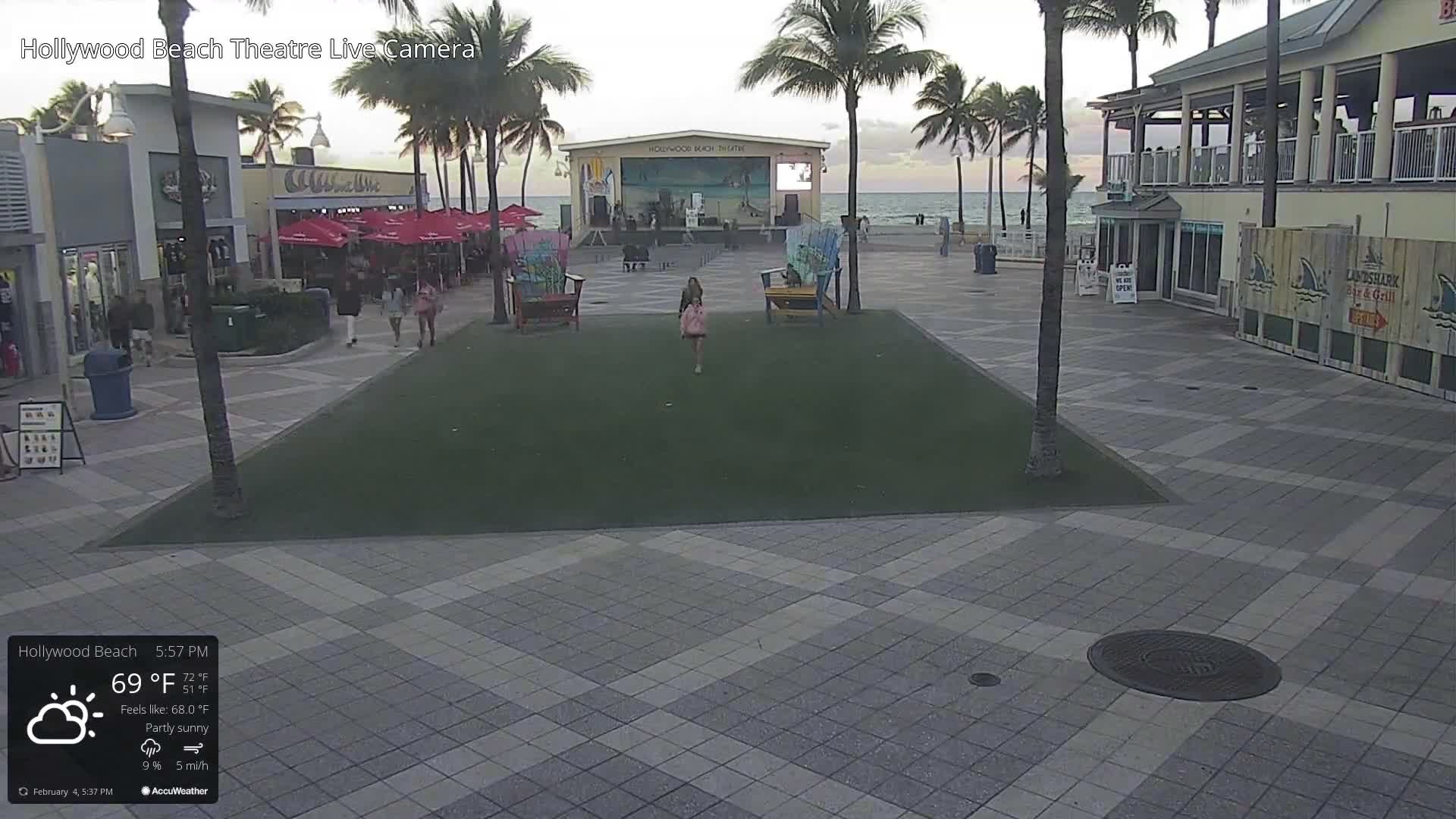 Hollywood Beach Theatre & Big Chairs Square Live Cam - Holywood, Broward, Florida, USA