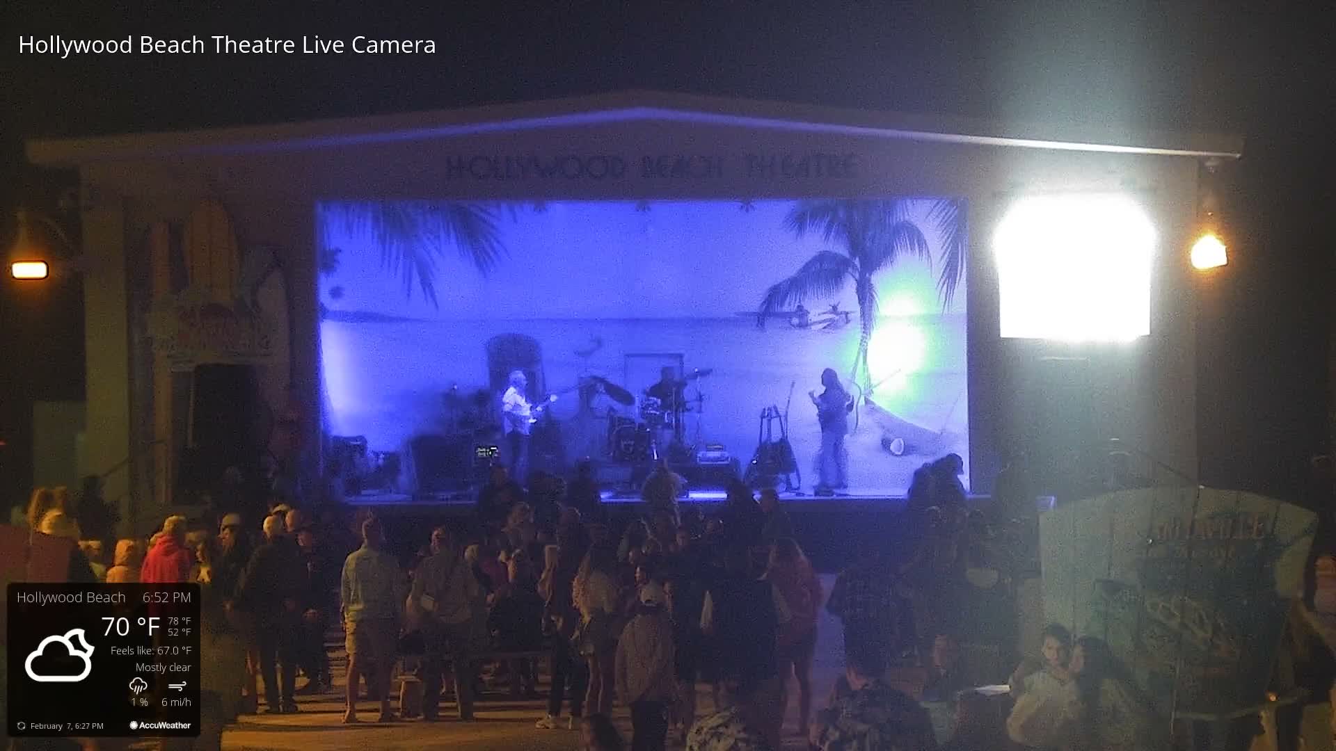 Hollywood Beach Theatre & Big Chairs Square Live Cam - Holywood, Broward, Florida, USA