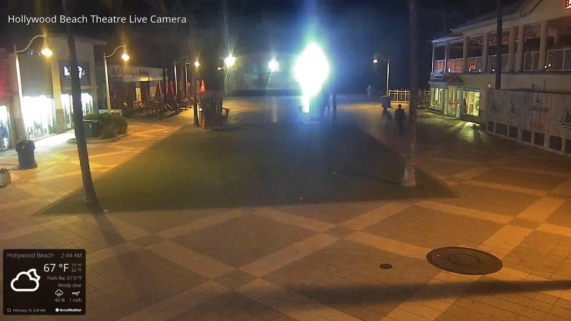Hollywood Beach Theatre & Big Chairs Square Live Cam - Holywood, Broward, Florida, USA