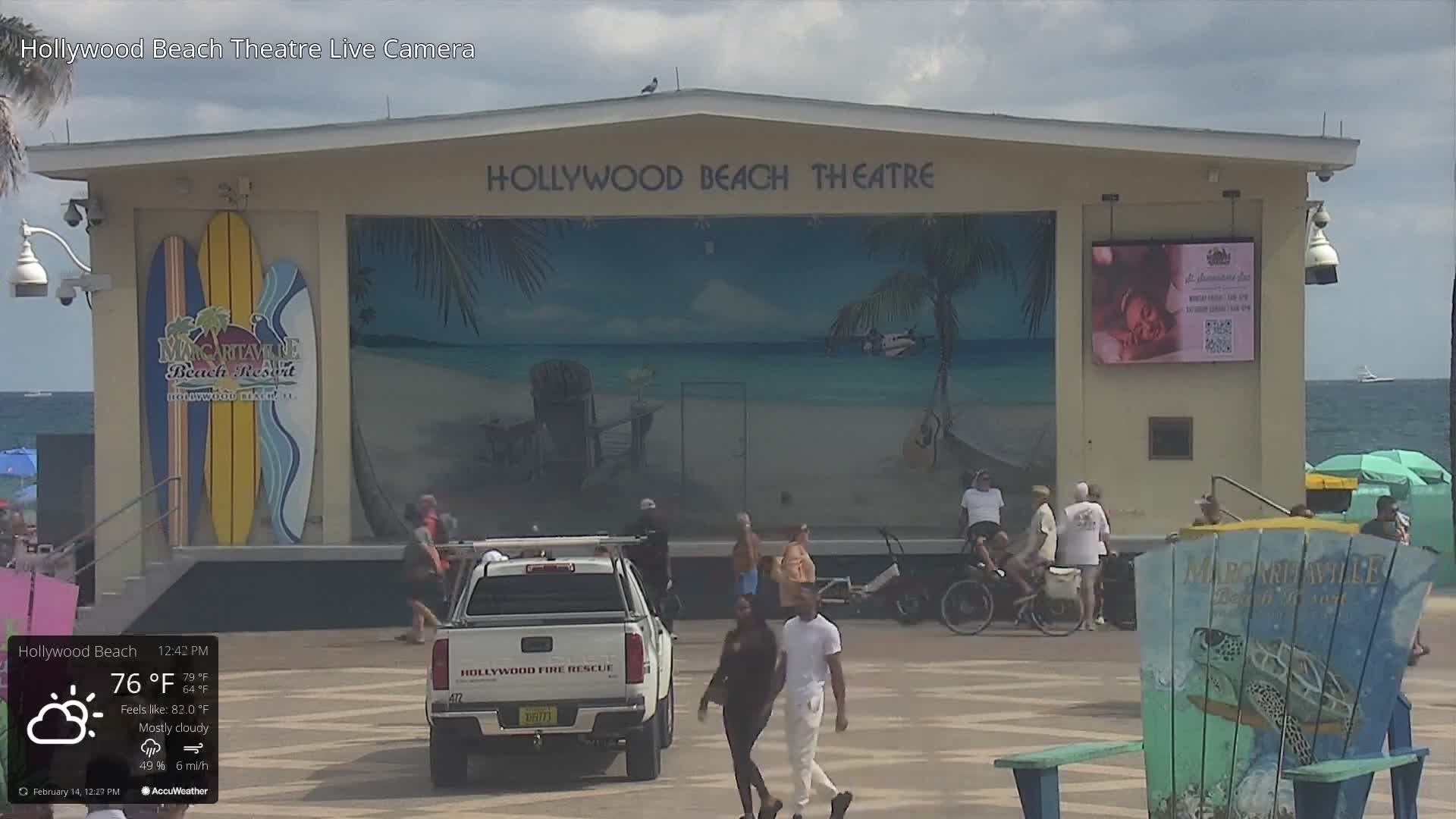 Hollywood Beach Theatre & Big Chairs Square Live Cam - Holywood, Broward, Florida, USA