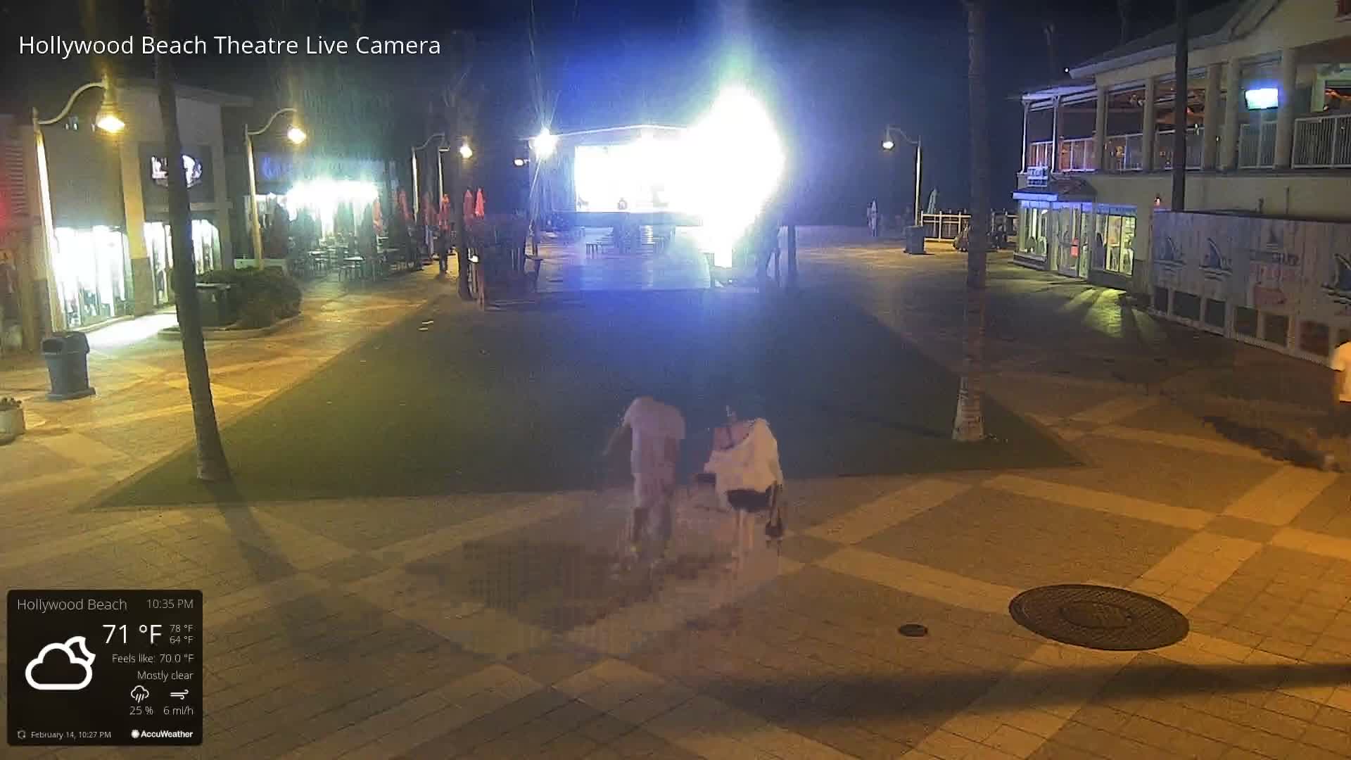 Hollywood Beach Theatre & Big Chairs Square Live Cam - Holywood, Broward, Florida, USA
