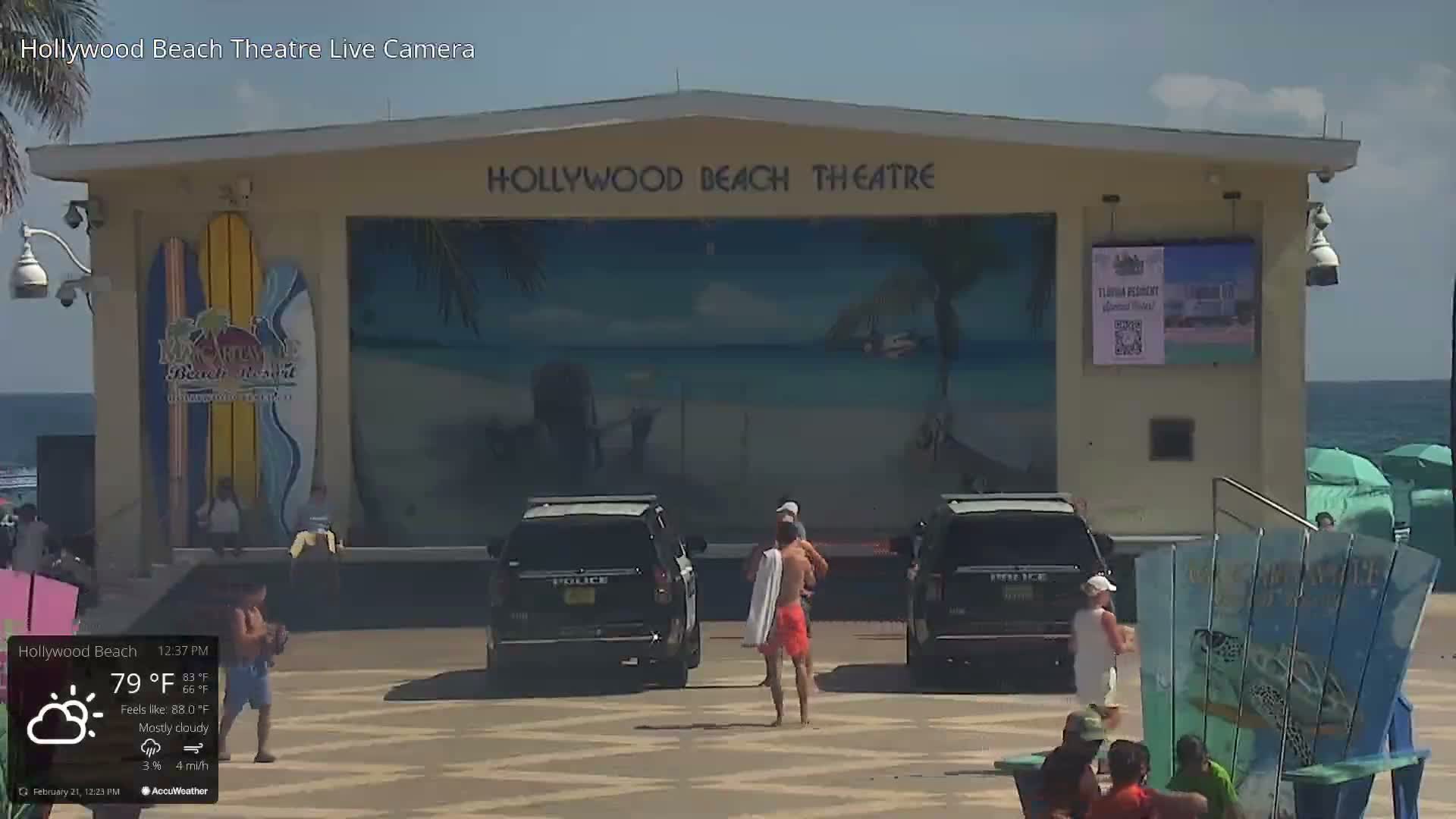 Hollywood Beach Theatre & Big Chairs Square Live Cam - Holywood, Broward, Florida, USA