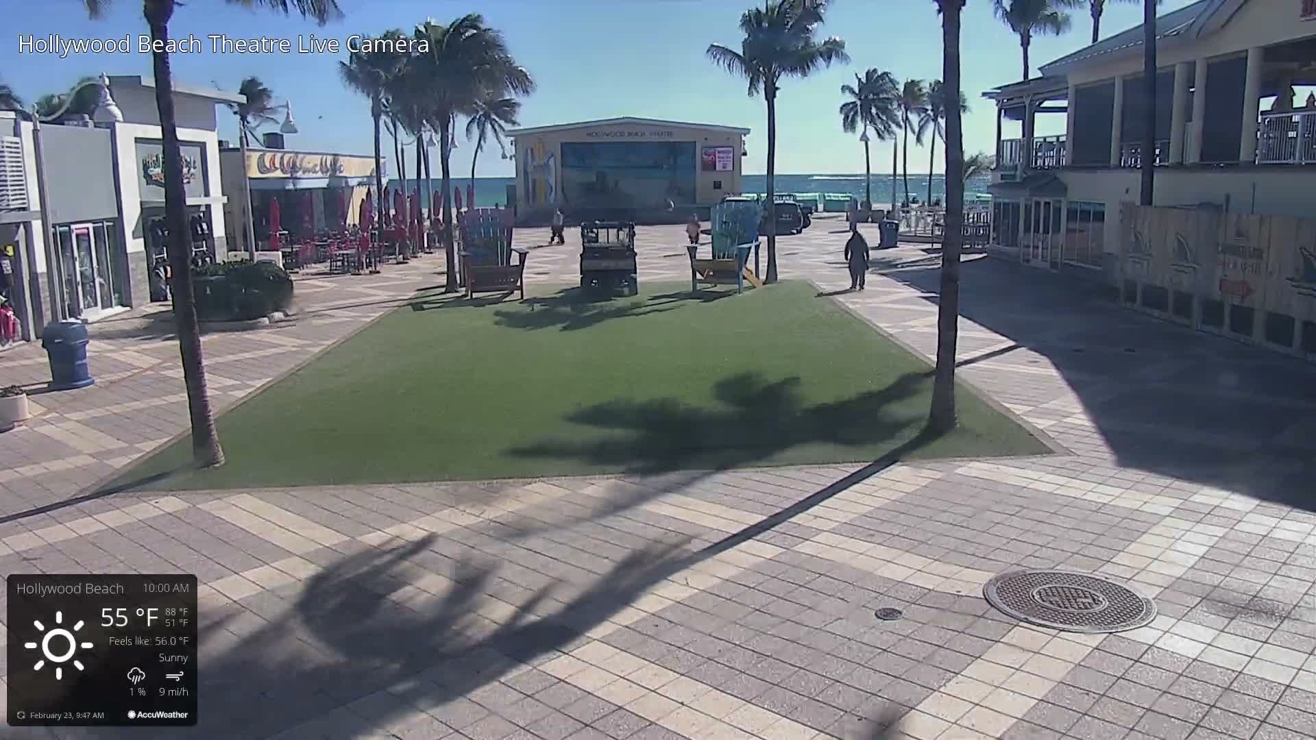 Hollywood Beach Theatre & Big Chairs Square Live Cam - Holywood, Broward, Florida, USA