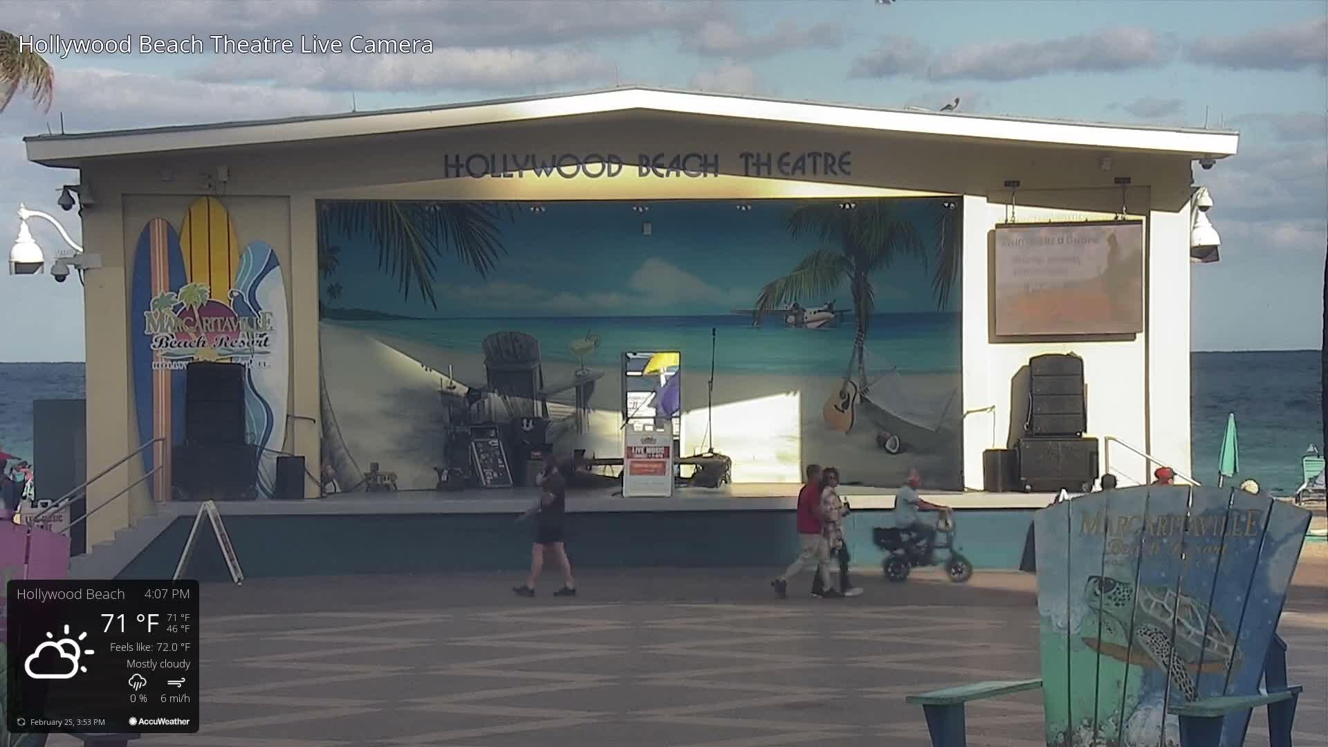 Hollywood Beach Theatre & Big Chairs Square Live Cam - Holywood, Broward, Florida, USA
