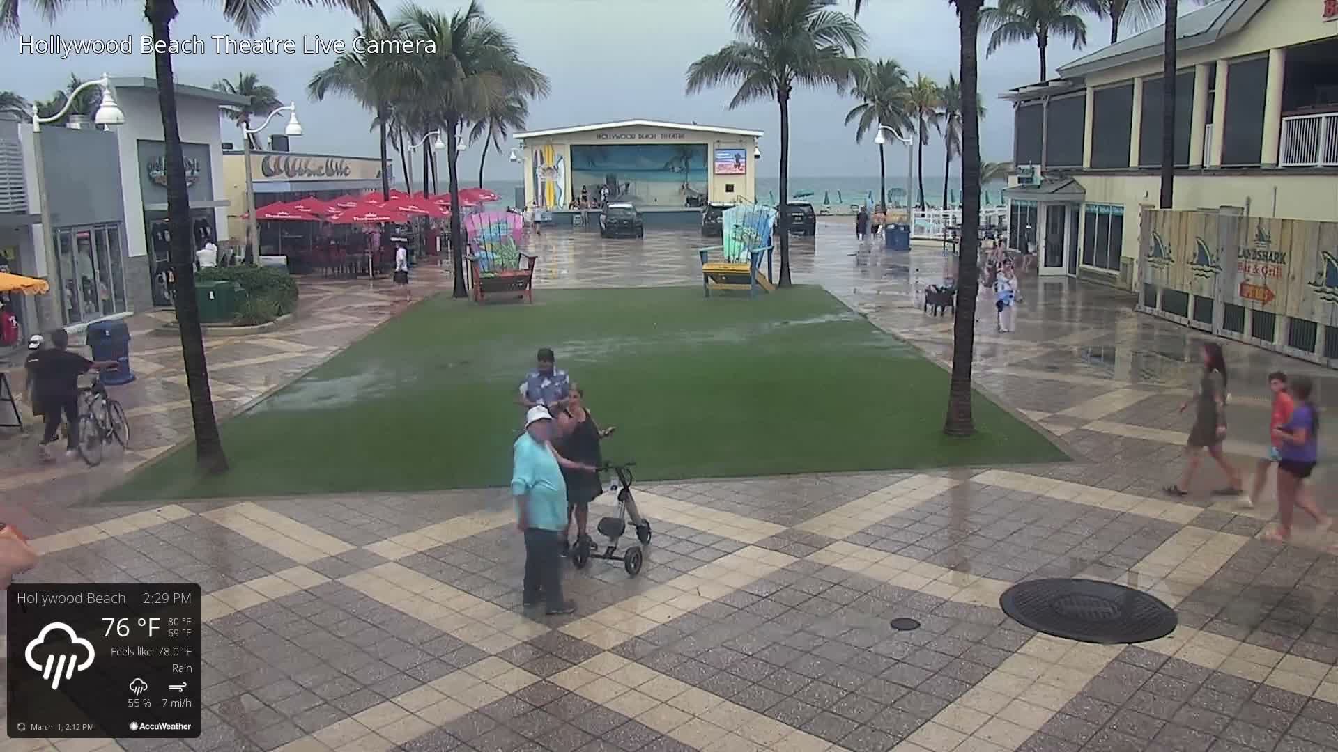 Hollywood Beach Theatre & Big Chairs Square Live Cam - Holywood, Broward, Florida, USA