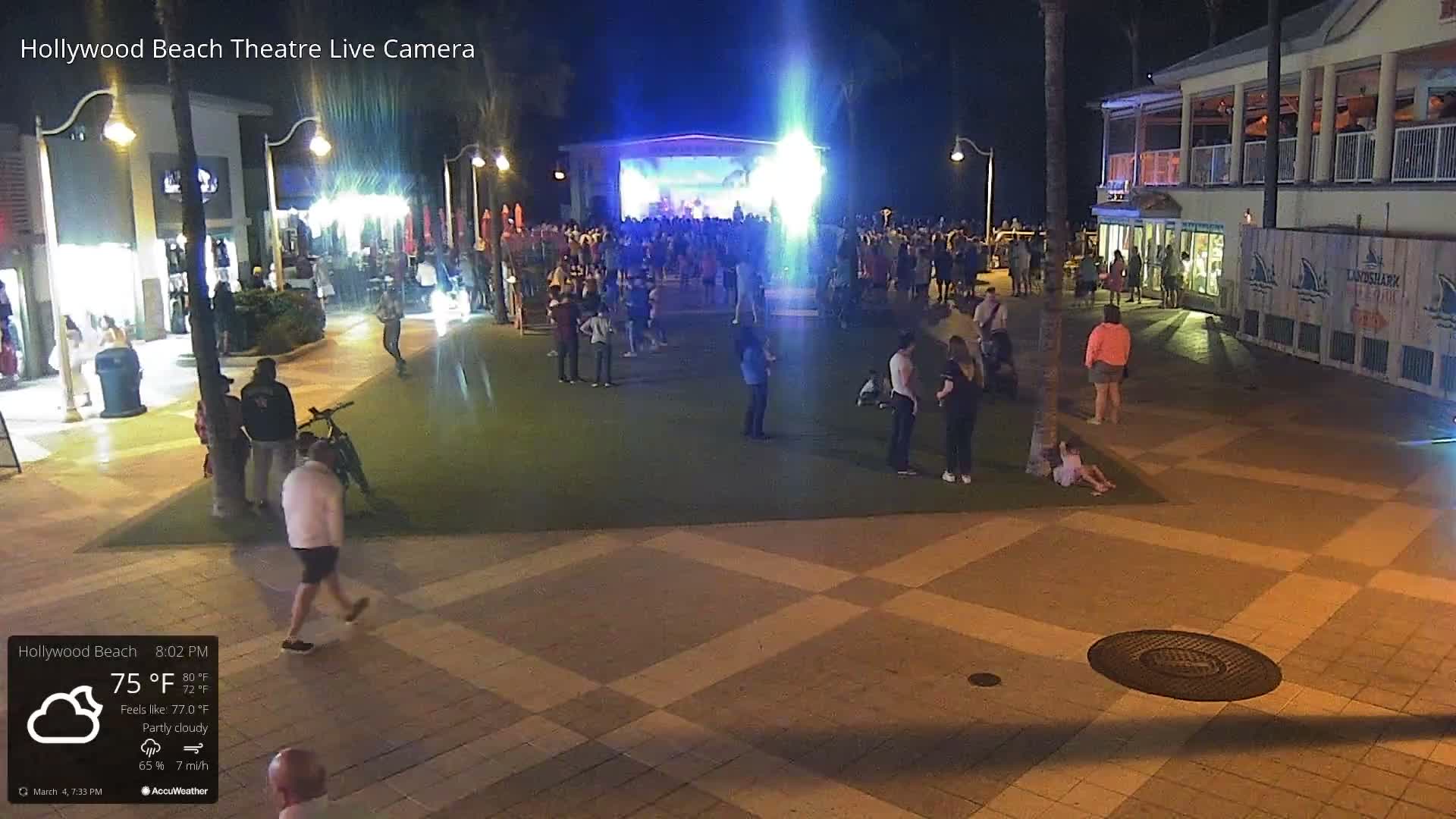 Hollywood Beach Theatre & Big Chairs Square Live Cam - Holywood, Broward, Florida, USA
