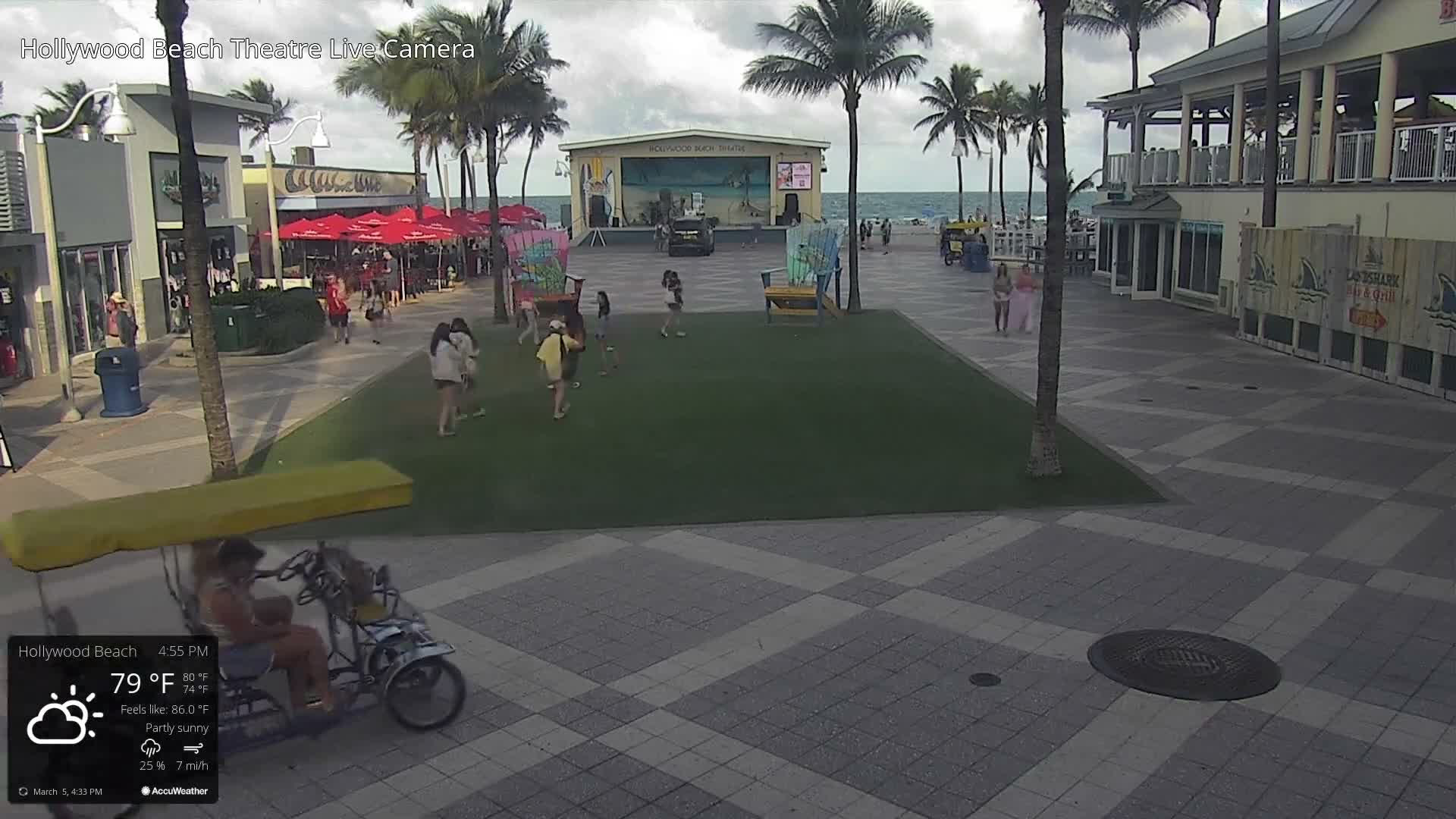 Hollywood Beach Theatre & Big Chairs Square Live Cam - Holywood, Broward, Florida, USA