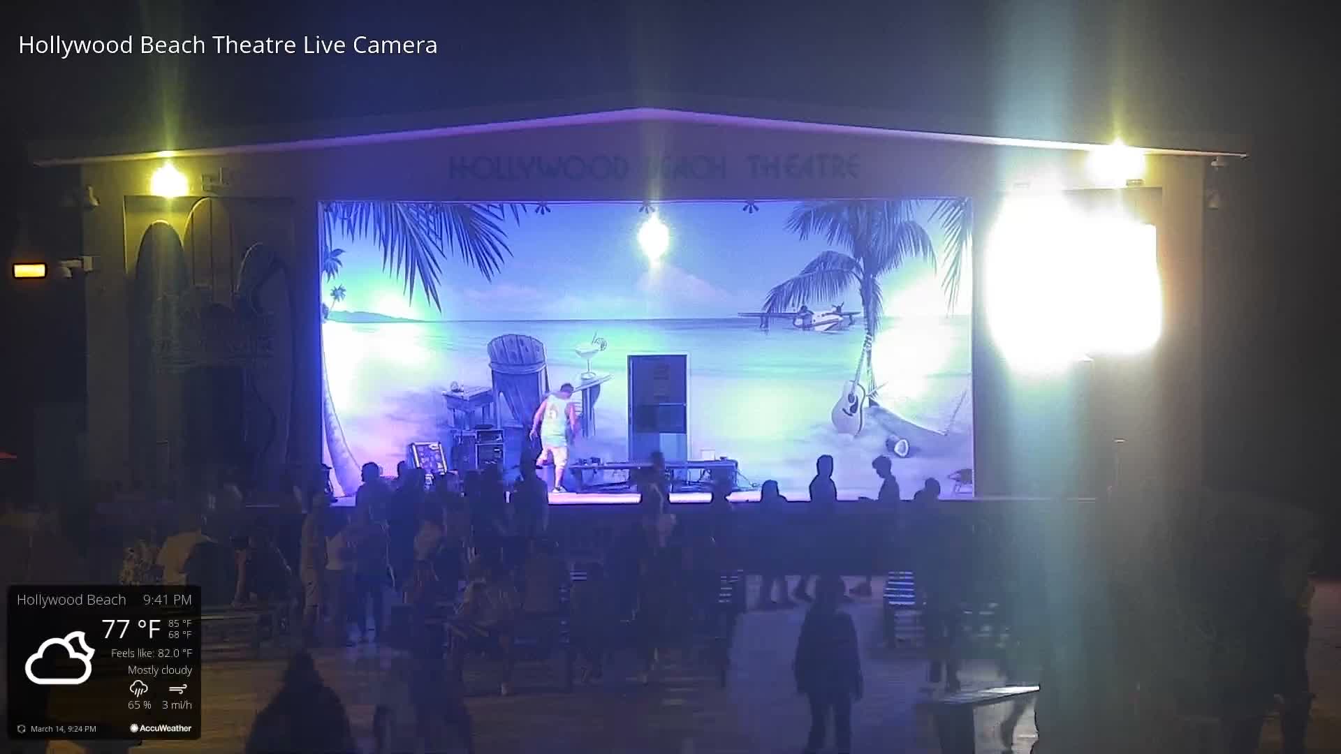 Hollywood Beach Theatre & Big Chairs Square Live Cam - Holywood, Broward, Florida, USA