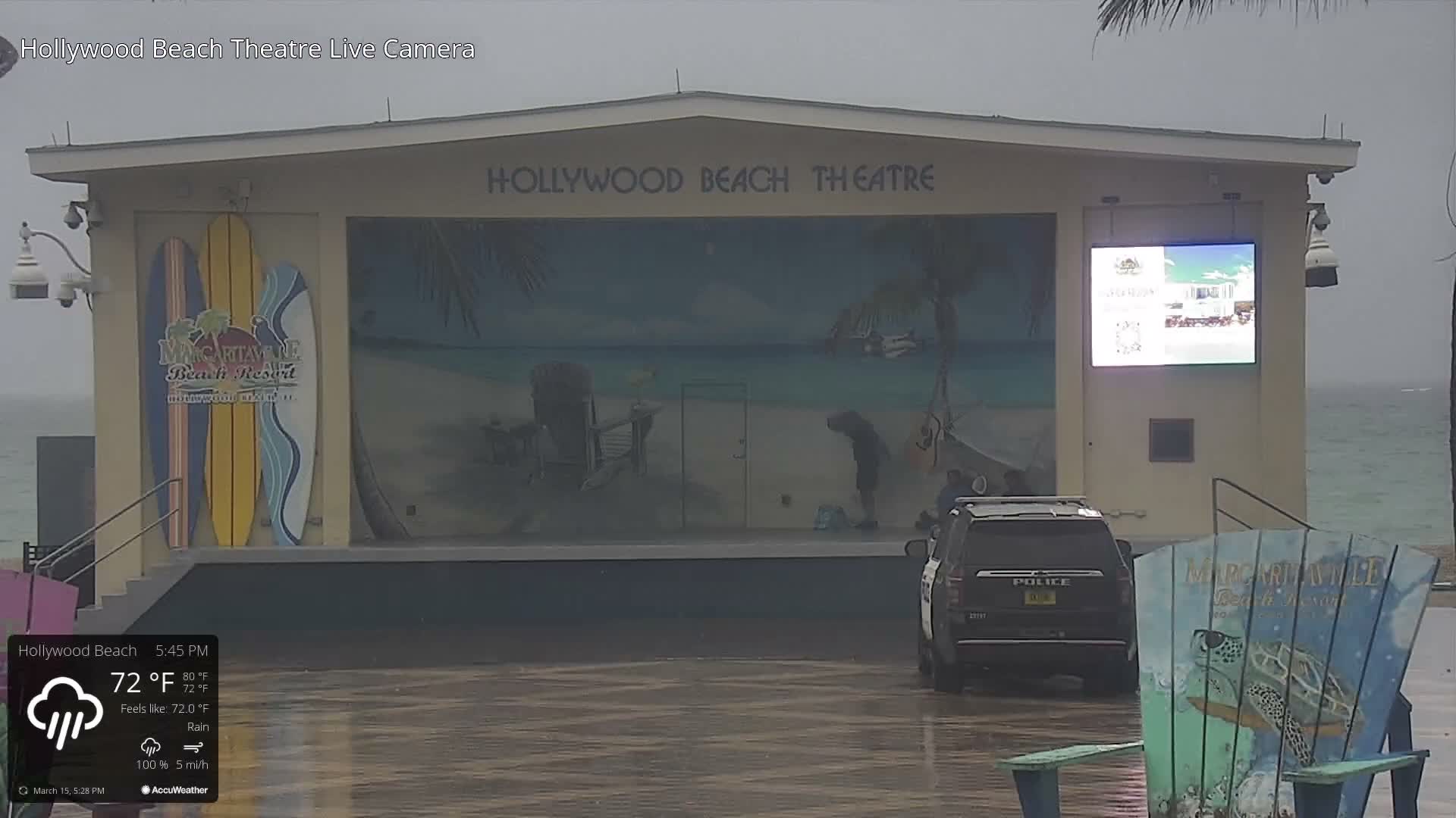 Hollywood Beach Theatre & Big Chairs Square Live Cam - Holywood, Broward, Florida, USA