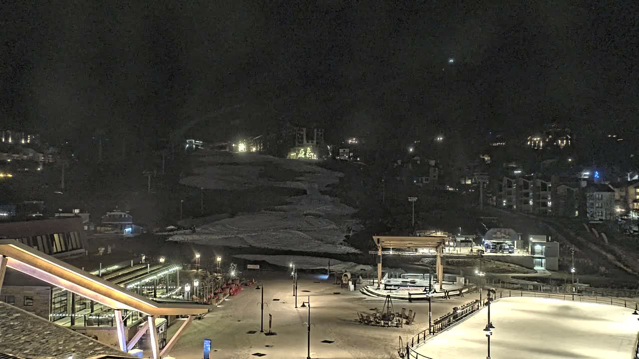 Steamboat Springs Ski Village Square & Ski Slopes Live Cam - Steamboat Springs, Routt County, Colorado, USA