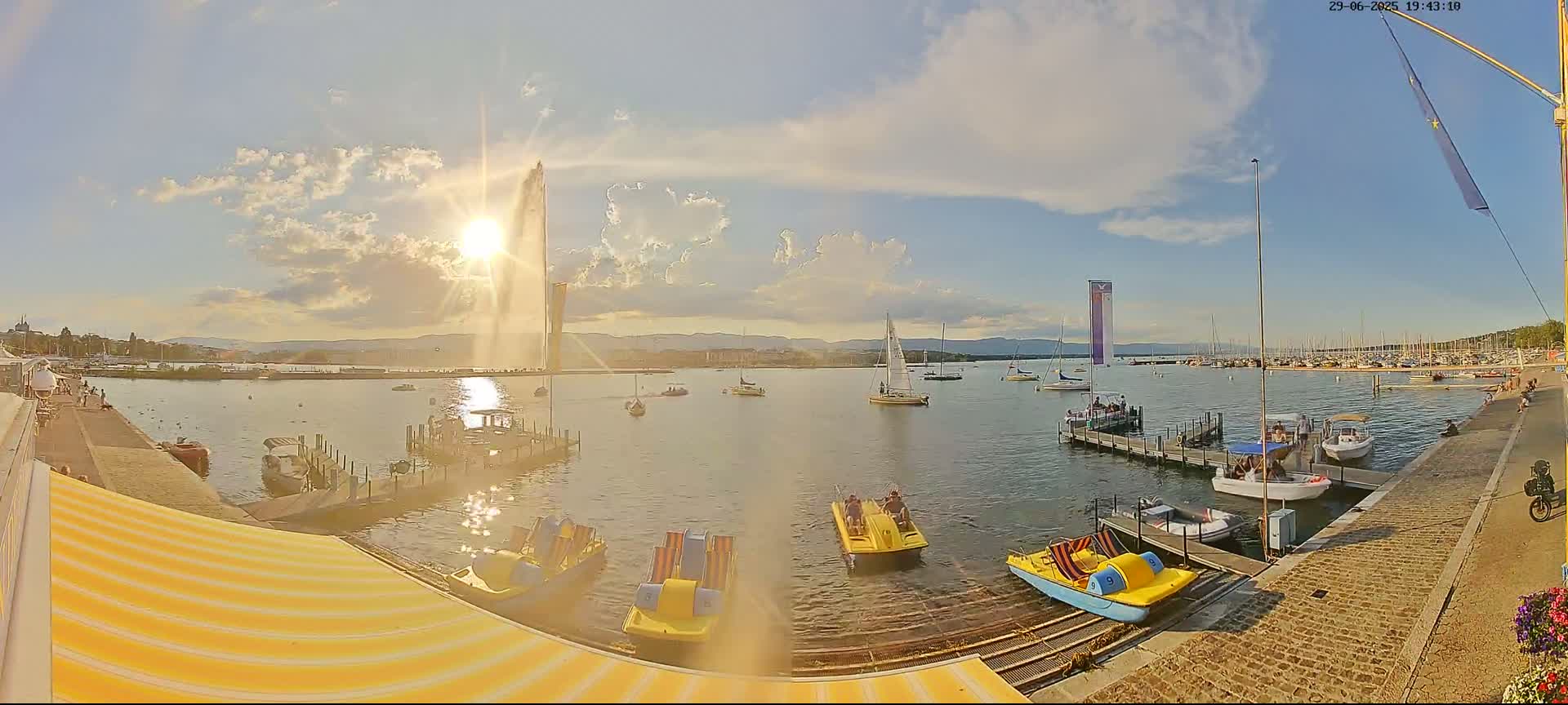 Lake Geneva & (Lac Leman) Coast & Geneve City Les Corsaires Live Cam - Eaux -Vives, Genève, Geneva, Switzerland