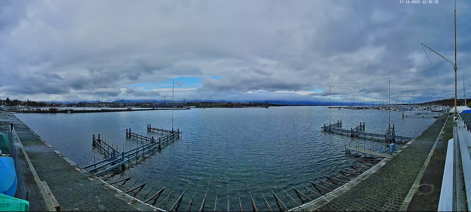 Lake Geneva & (Lac Leman) Coast & Geneve City Les Corsaires Live Cam - Eaux -Vives, Genève, Geneva, Switzerland