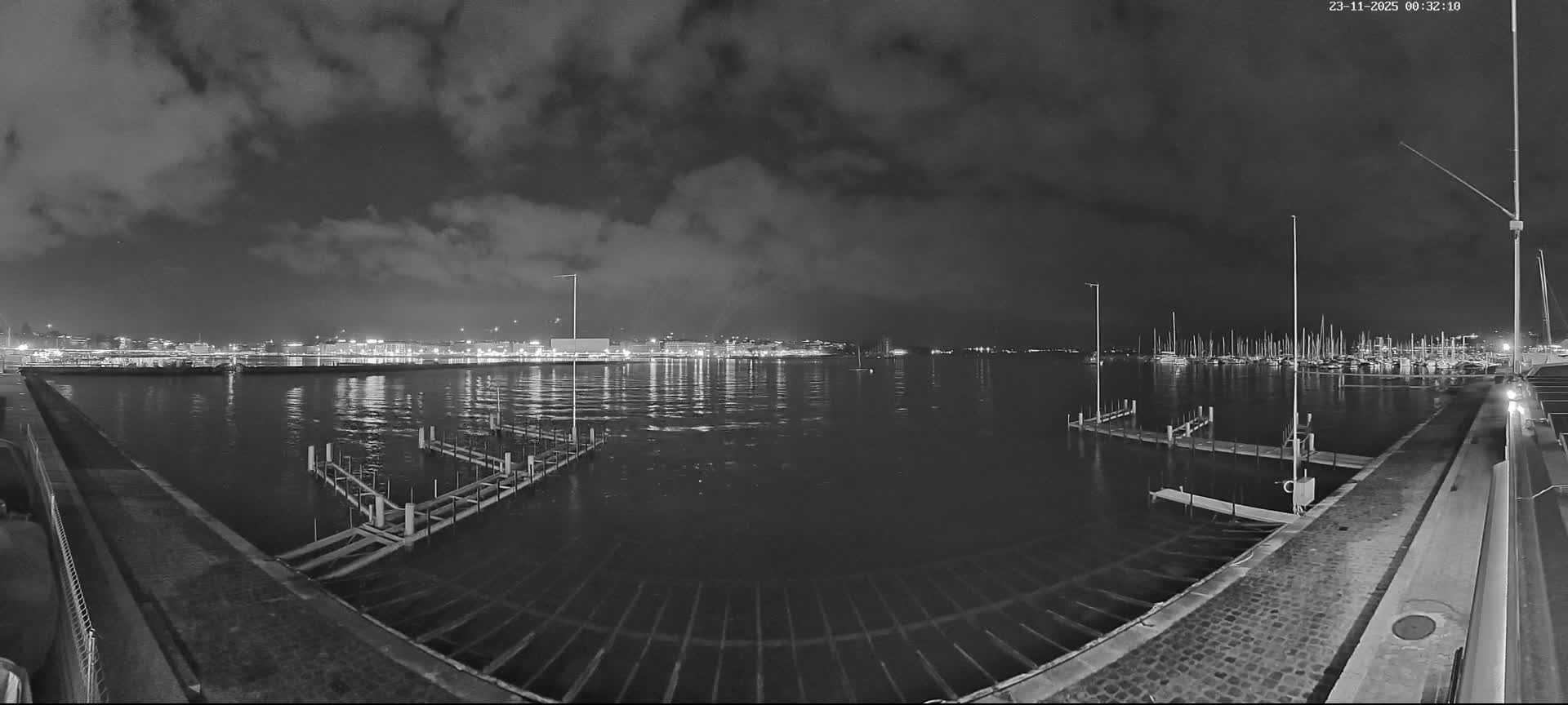 Lake Geneva & (Lac Leman) Coast & Geneve City Les Corsaires Live Cam - Eaux -Vives, Genève, Geneva, Switzerland