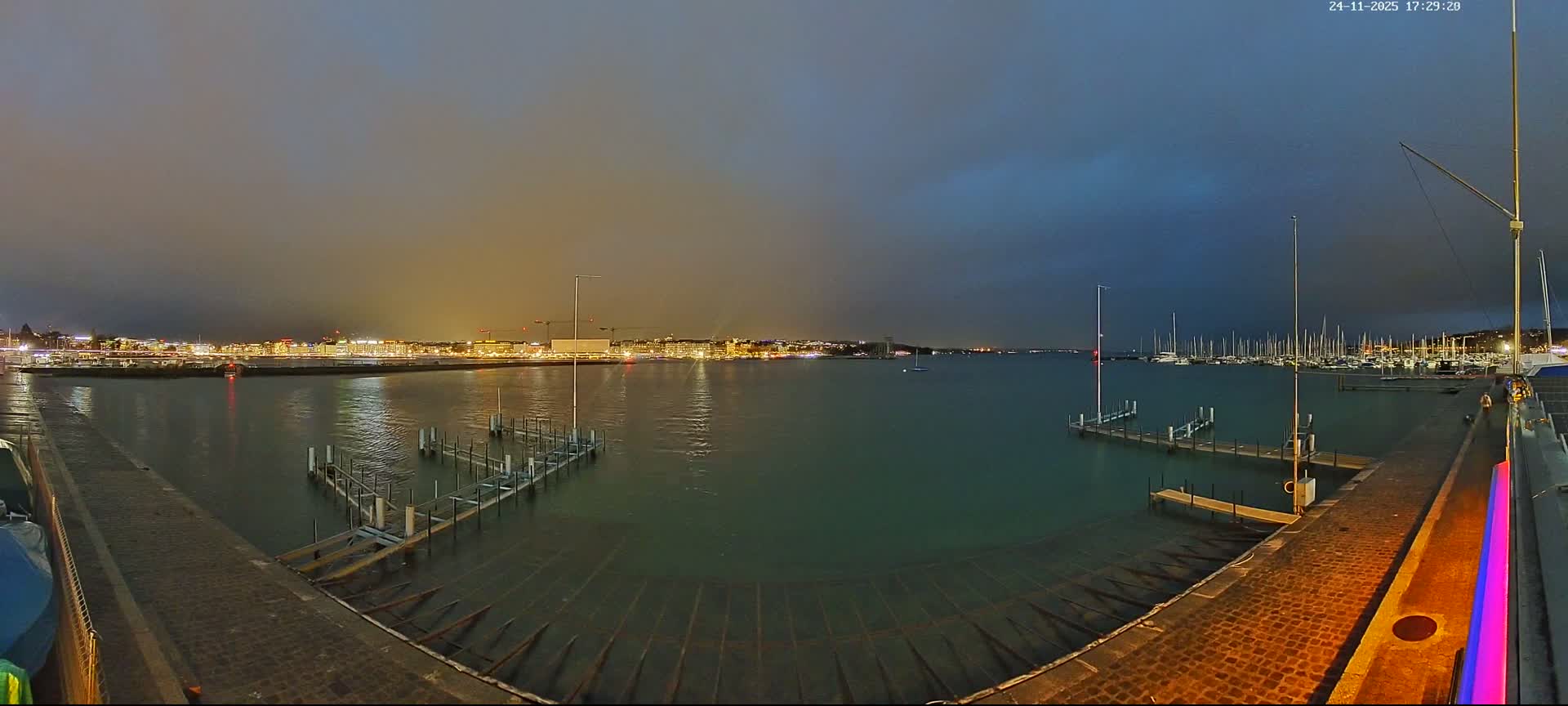 Lake Geneva & (Lac Leman) Coast & Geneve City Les Corsaires Live Cam - Eaux -Vives, Genève, Geneva, Switzerland