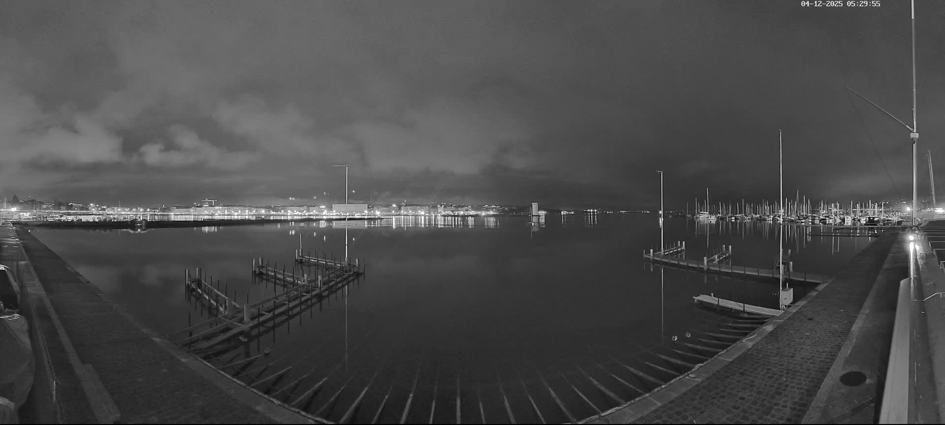Lake Geneva & (Lac Leman) Coast & Geneve City Les Corsaires Live Cam - Eaux -Vives, Genève, Geneva, Switzerland