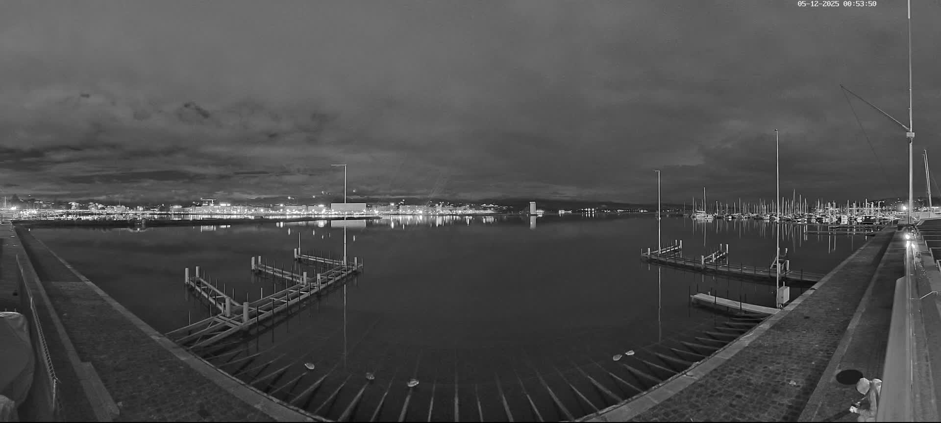 Lake Geneva & (Lac Leman) Coast & Geneve City Les Corsaires Live Cam - Eaux -Vives, Genève, Geneva, Switzerland
