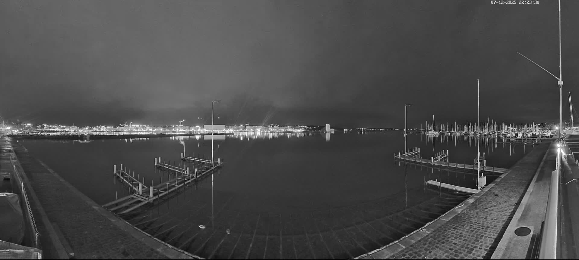 Lake Geneva & (Lac Leman) Coast & Geneve City Les Corsaires Live Cam - Eaux -Vives, Genève, Geneva, Switzerland