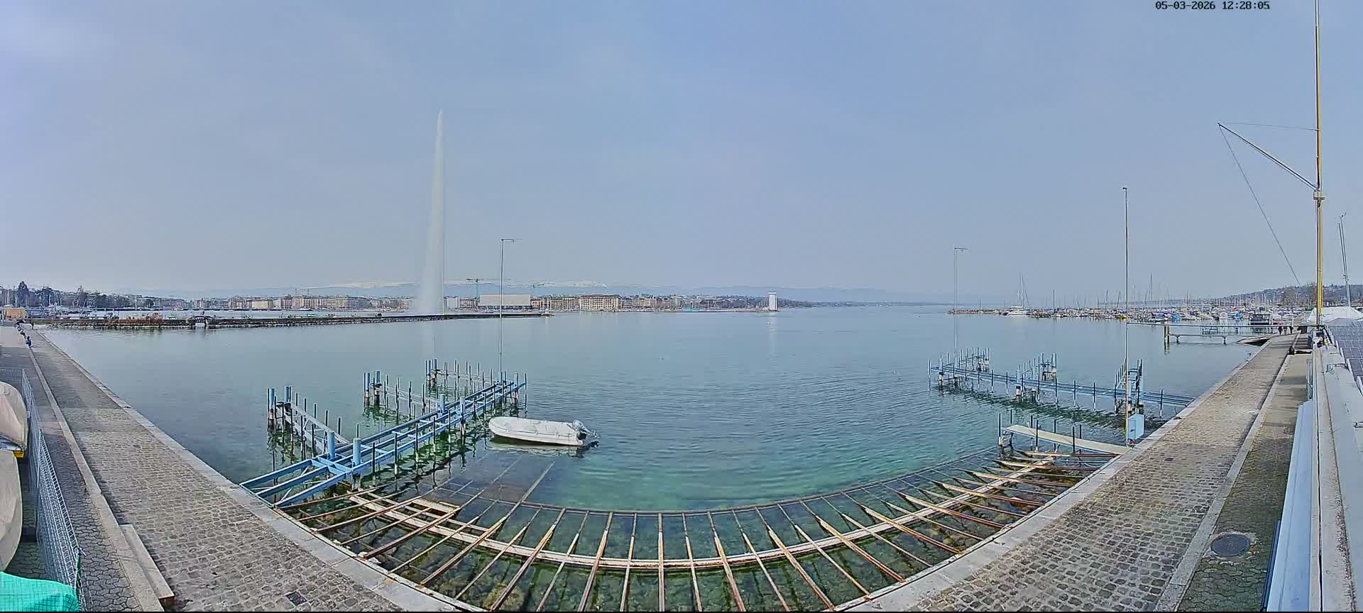 Lake Geneva & (Lac Leman) Coast & Geneve City Les Corsaires Live Cam - Eaux -Vives, Genève, Geneva, Switzerland