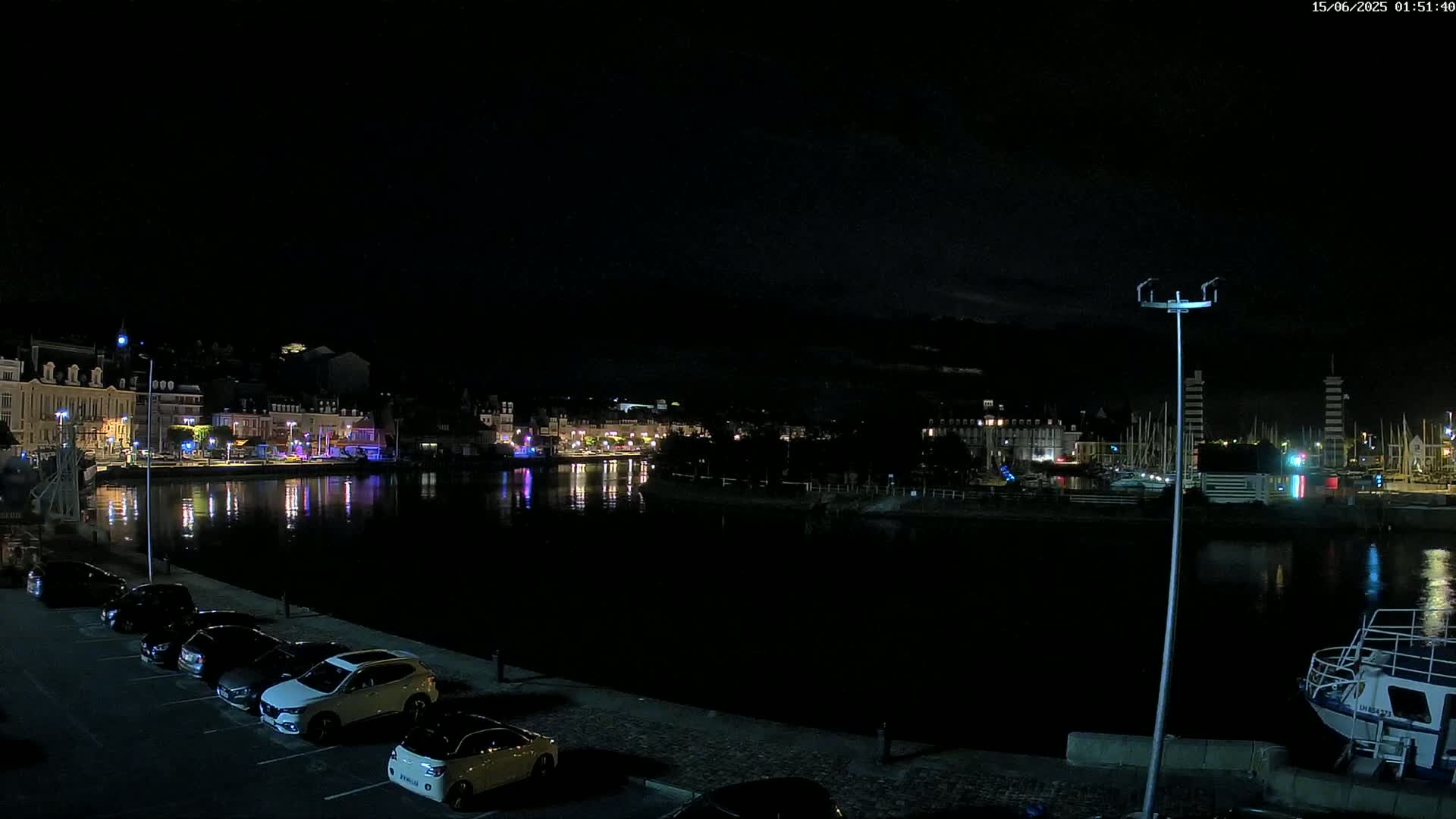 Trouville-Sur-Mer Comune Residence du Port & Coast Live Cam - Lisieux, Calvados, Normandie, France