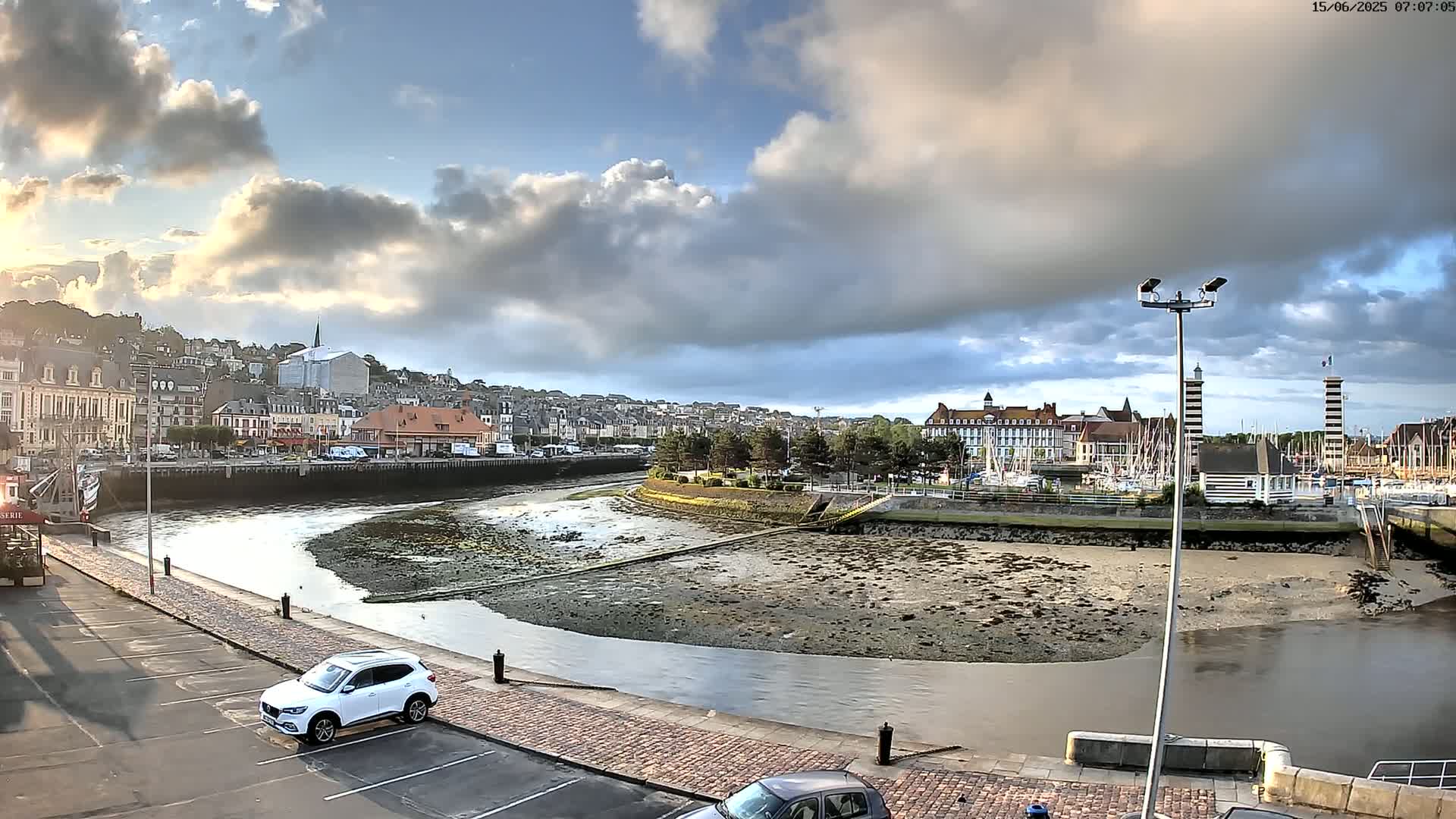 Trouville-Sur-Mer Comune Residence du Port & Coast Live Cam - Lisieux, Calvados, Normandie, France