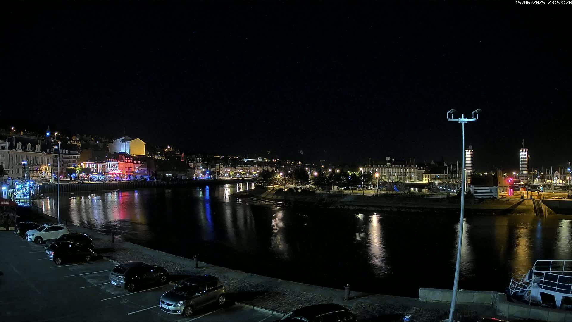 Trouville-Sur-Mer Comune Residence du Port & Coast Live Cam - Lisieux, Calvados, Normandie, France