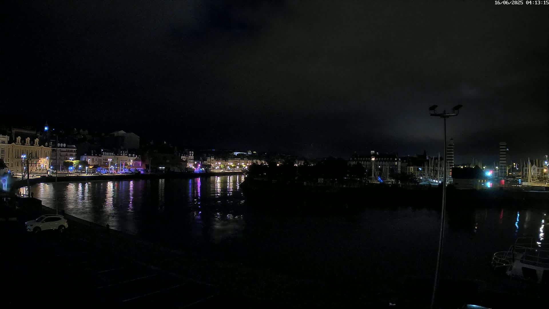 Trouville-Sur-Mer Comune Residence du Port & Coast Live Cam - Lisieux, Calvados, Normandie, France