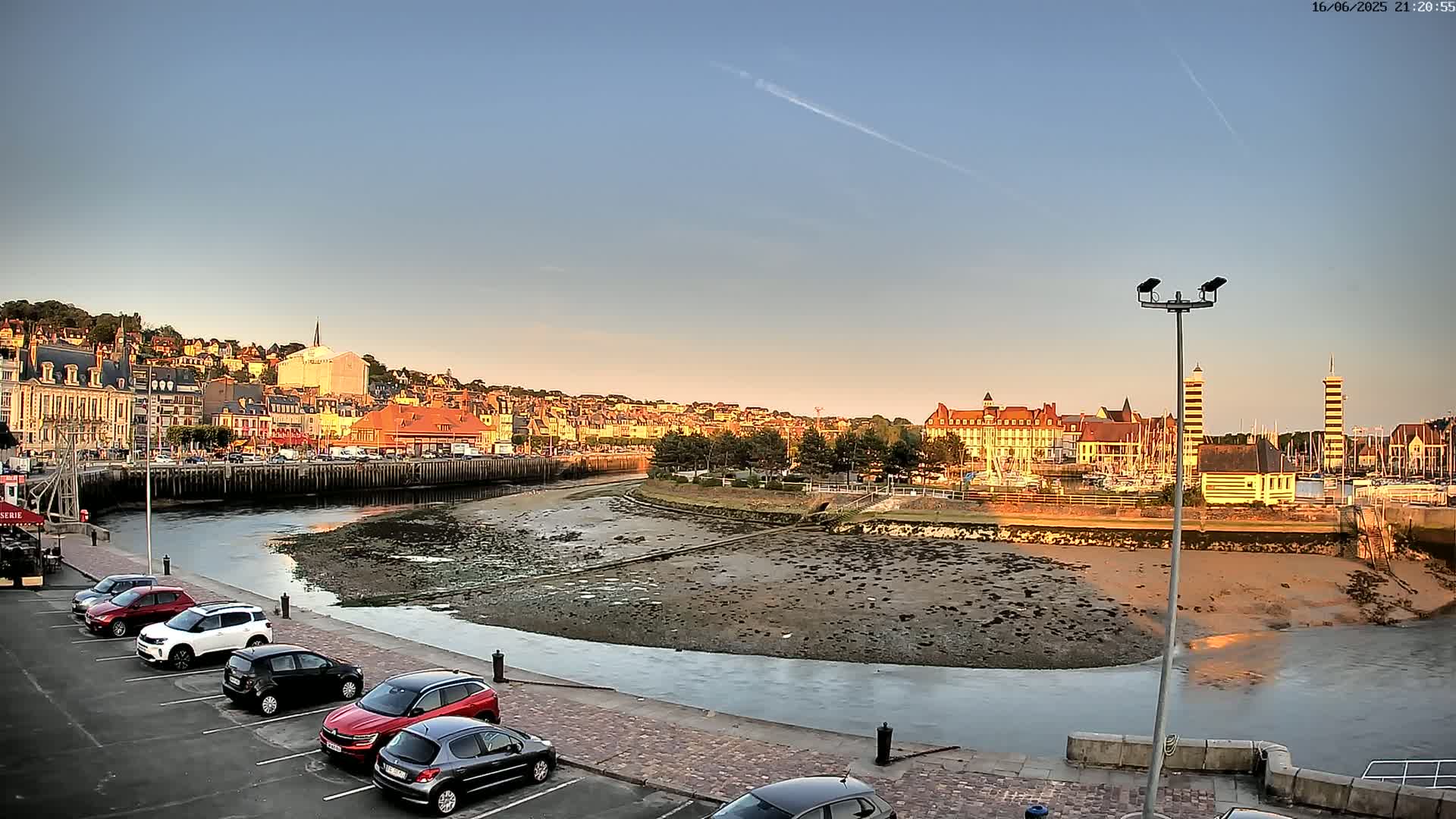 Trouville-Sur-Mer Comune Residence du Port & Coast Live Cam - Lisieux, Calvados, Normandie, France