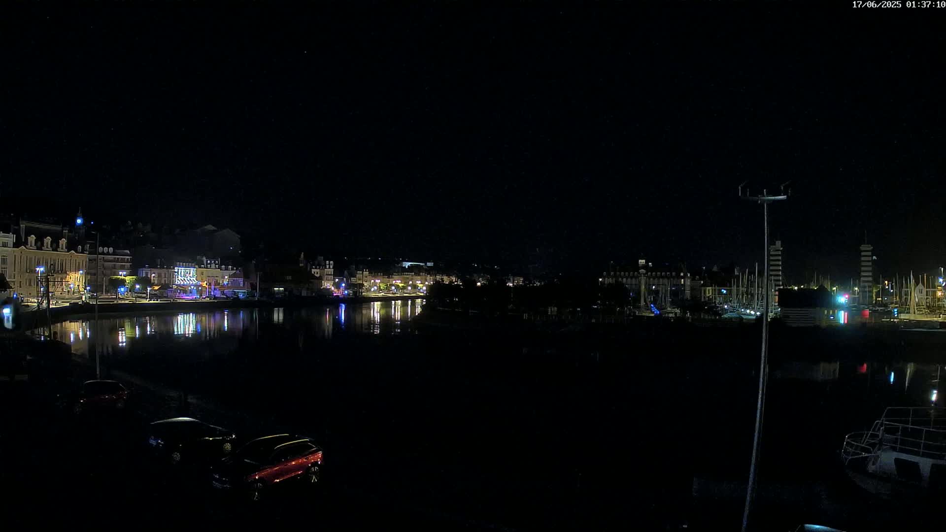 Trouville-Sur-Mer Comune Residence du Port & Coast Live Cam - Lisieux, Calvados, Normandie, France