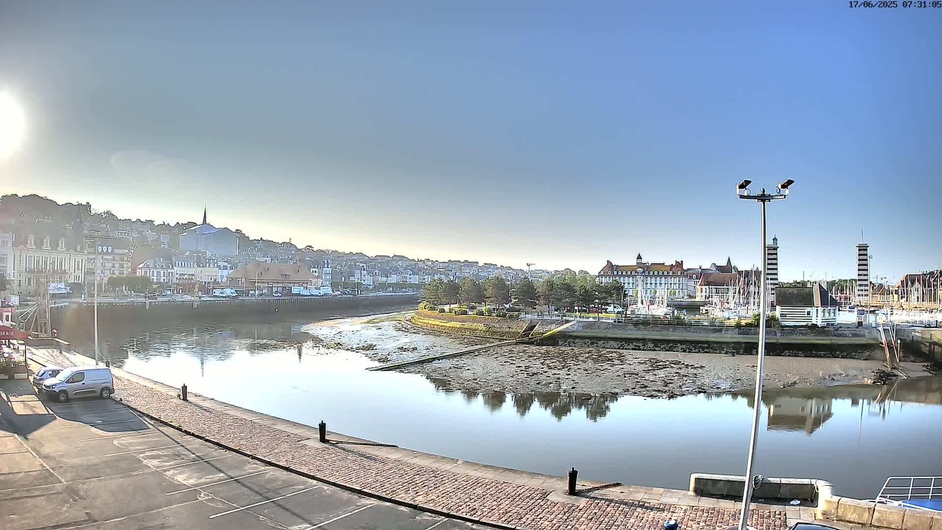 Trouville-Sur-Mer Comune Residence du Port & Coast Live Cam - Lisieux, Calvados, Normandie, France