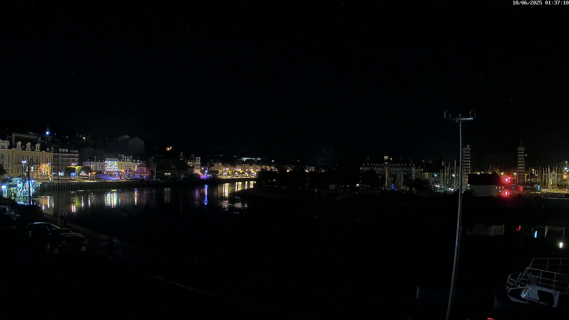 Trouville-Sur-Mer Comune Residence du Port & Coast Live Cam - Lisieux, Calvados, Normandie, France