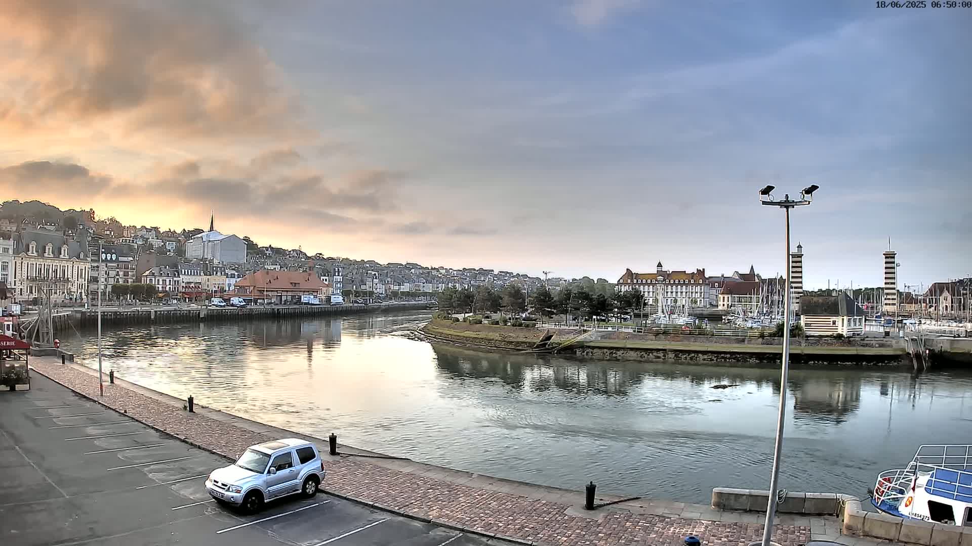 Trouville-Sur-Mer Comune Residence du Port & Coast Live Cam - Lisieux, Calvados, Normandie, France