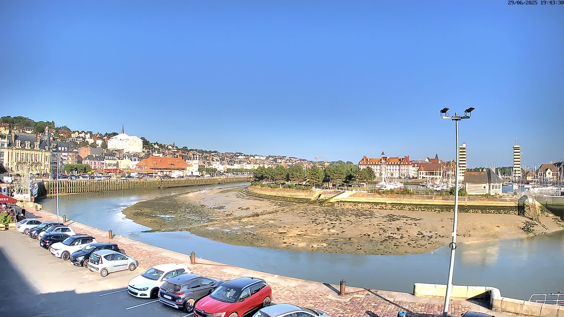 Trouville-Sur-Mer Comune Residence du Port & Coast Live Cam - Lisieux, Calvados, Normandie, France