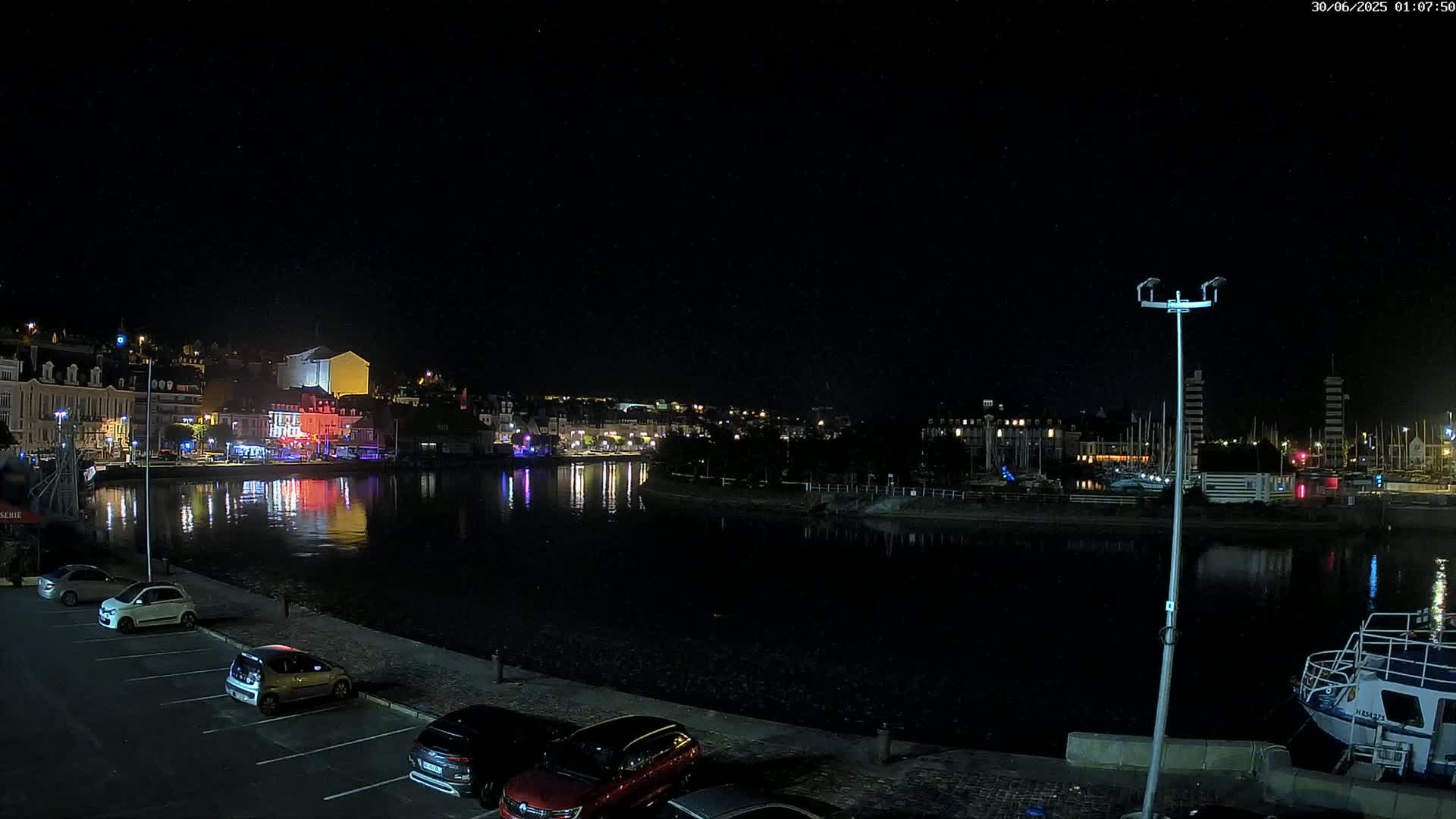 Trouville-Sur-Mer Comune Residence du Port & Coast Live Cam - Lisieux, Calvados, Normandie, France