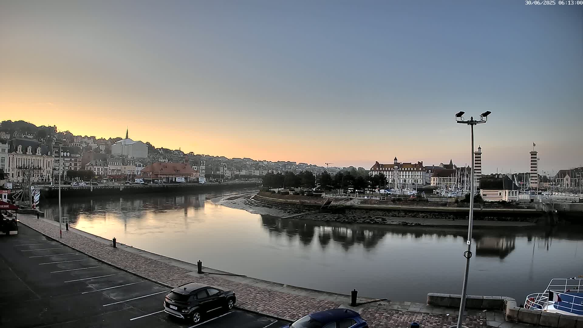 Trouville-Sur-Mer Comune Residence du Port & Coast Live Cam - Lisieux, Calvados, Normandie, France