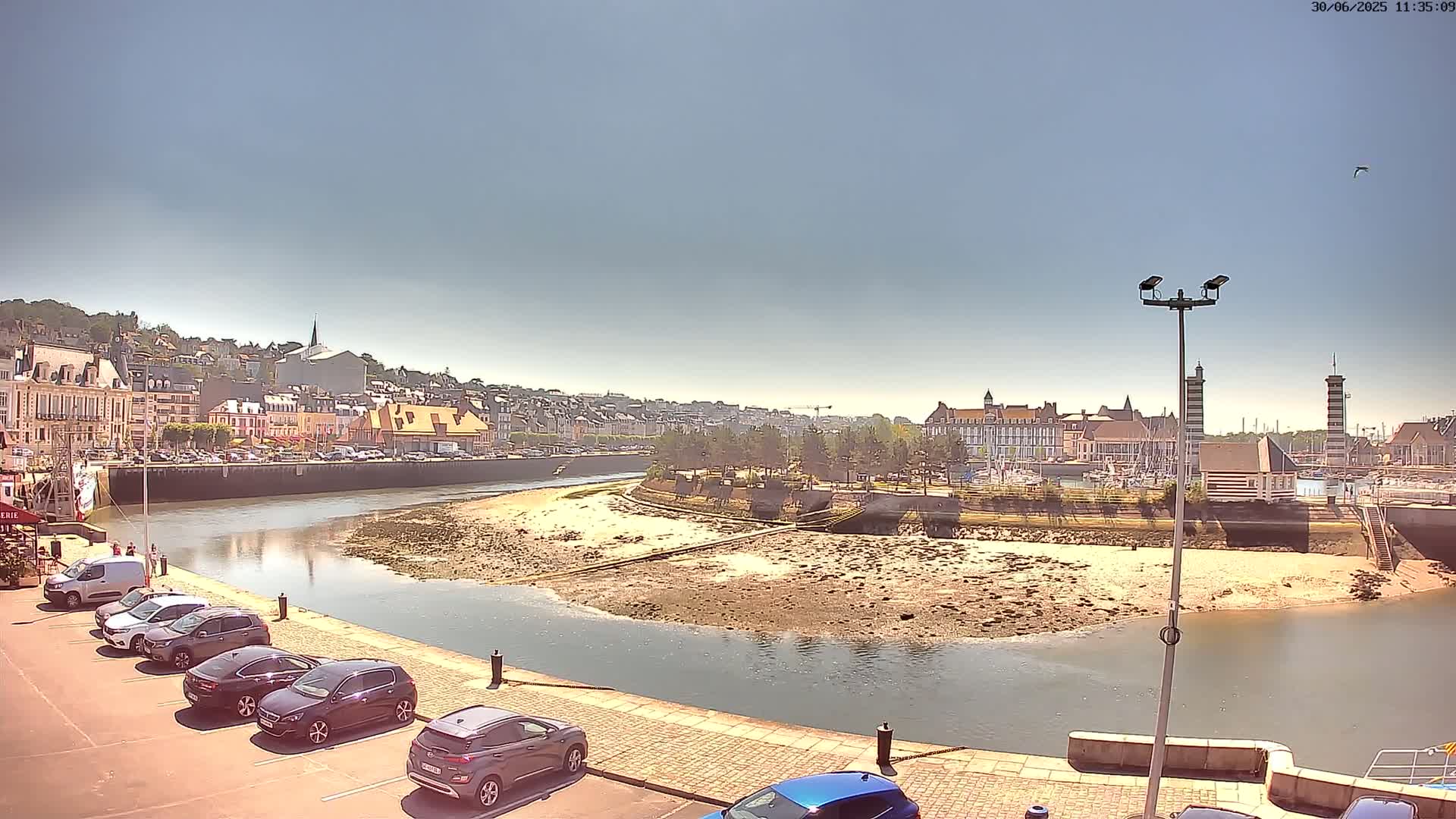 Trouville-Sur-Mer Comune Residence du Port & Coast Live Cam - Lisieux, Calvados, Normandie, France
