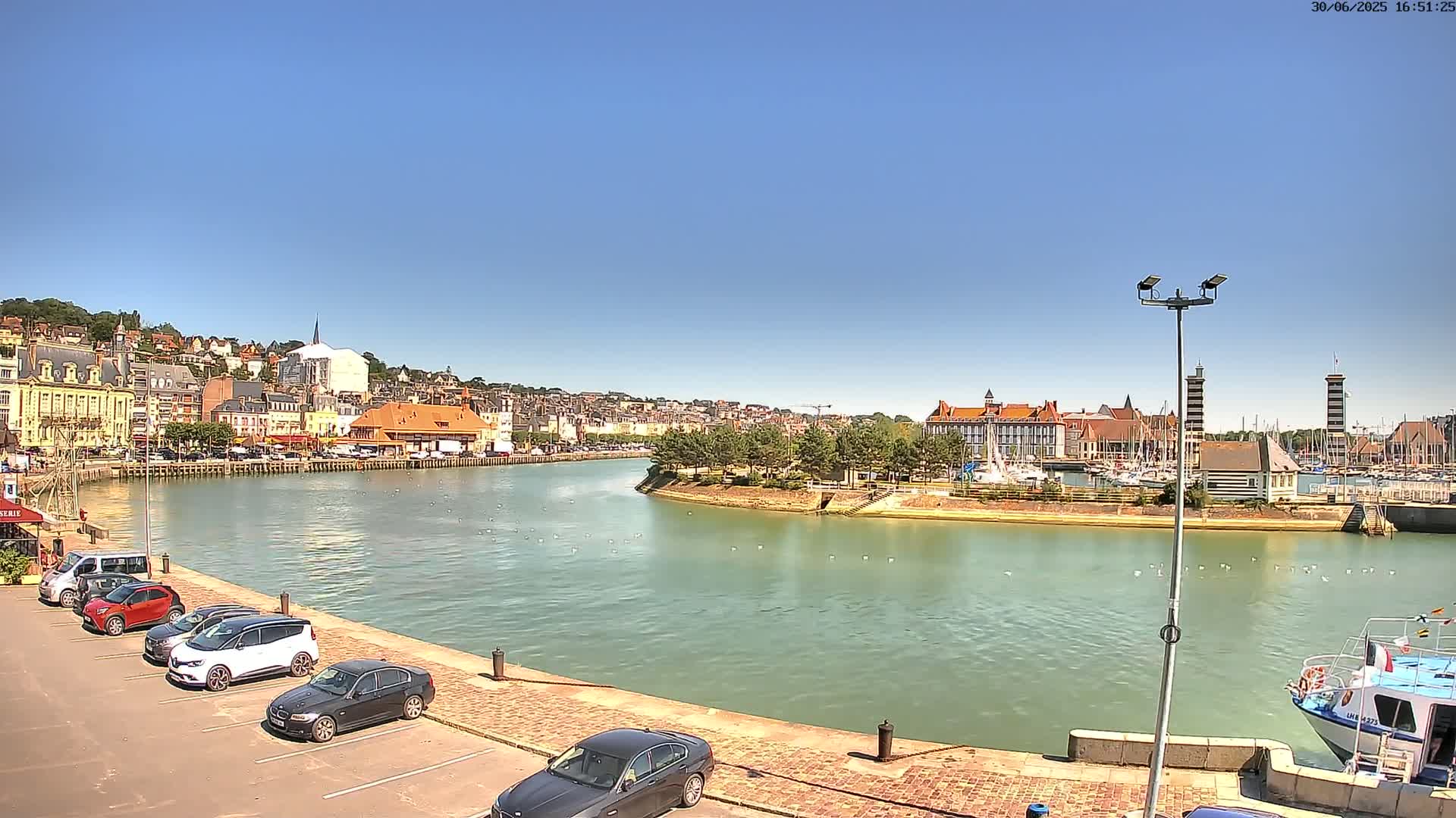 Trouville-Sur-Mer Comune Residence du Port & Coast Live Cam - Lisieux, Calvados, Normandie, France