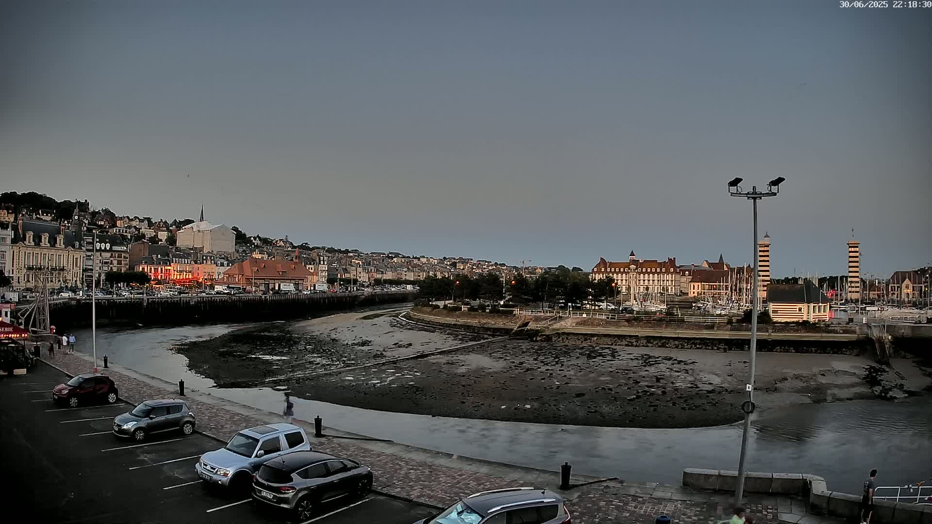 Trouville-Sur-Mer Comune Residence du Port & Coast Live Cam - Lisieux, Calvados, Normandie, France