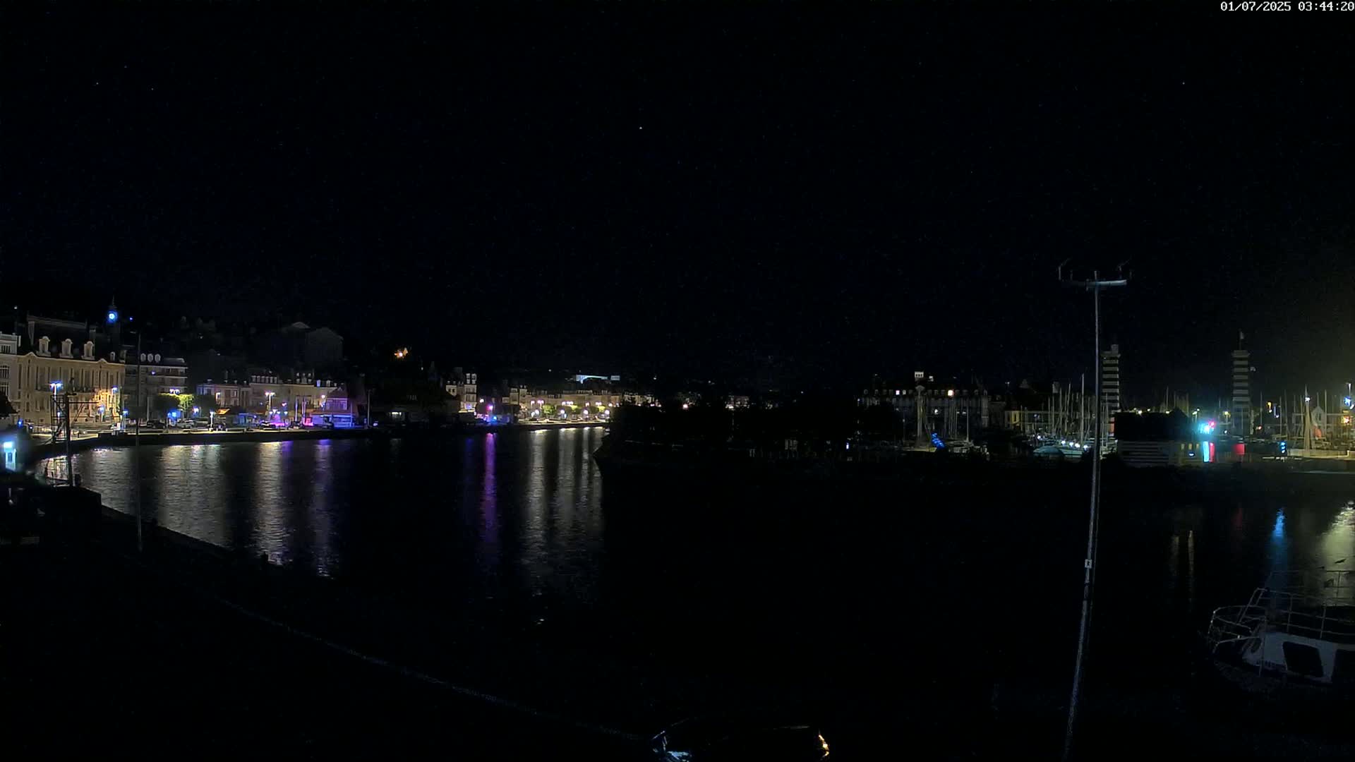 Trouville-Sur-Mer Comune Residence du Port & Coast Live Cam - Lisieux, Calvados, Normandie, France