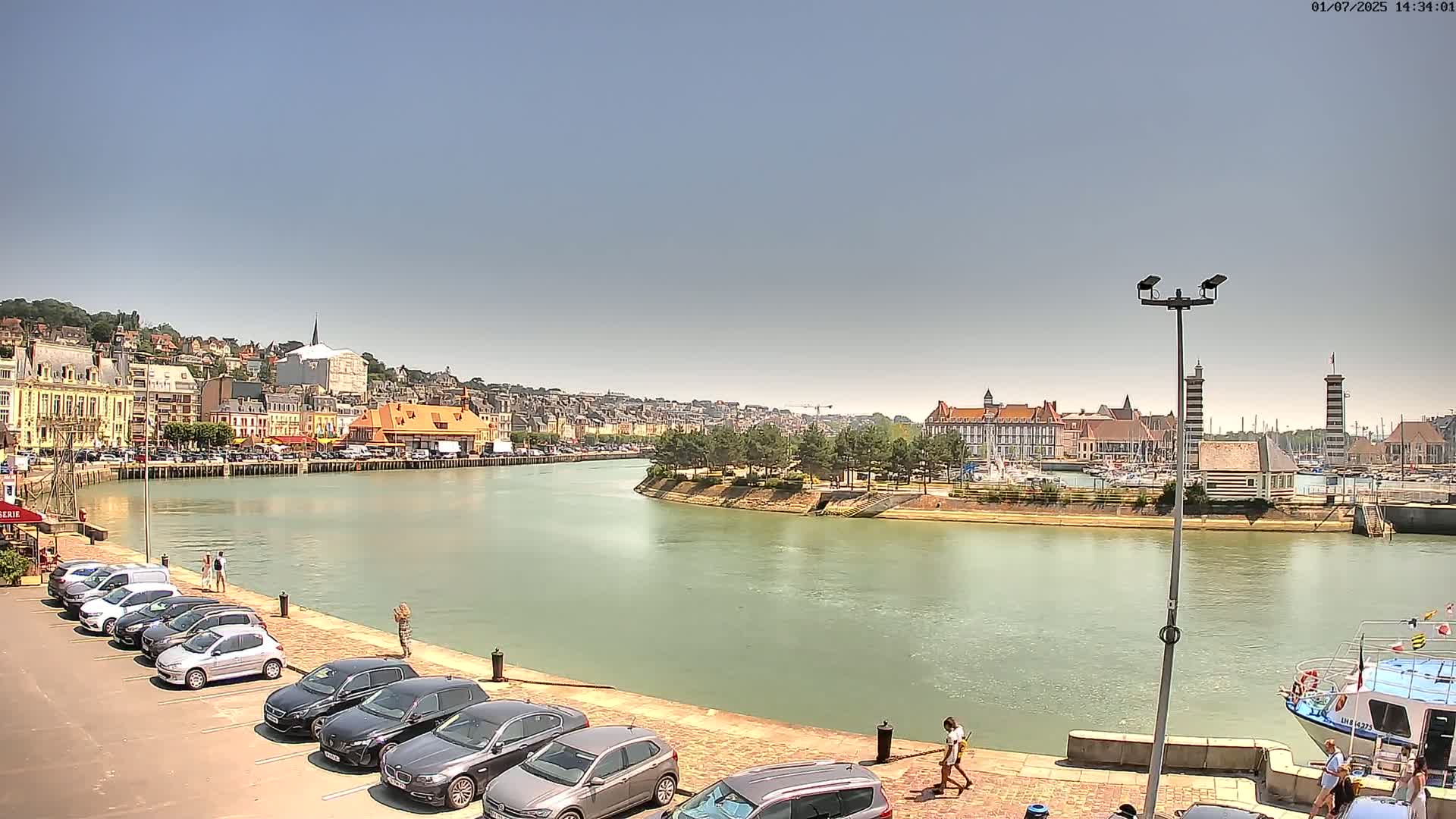 Trouville-Sur-Mer Comune Residence du Port & Coast Live Cam - Lisieux, Calvados, Normandie, France