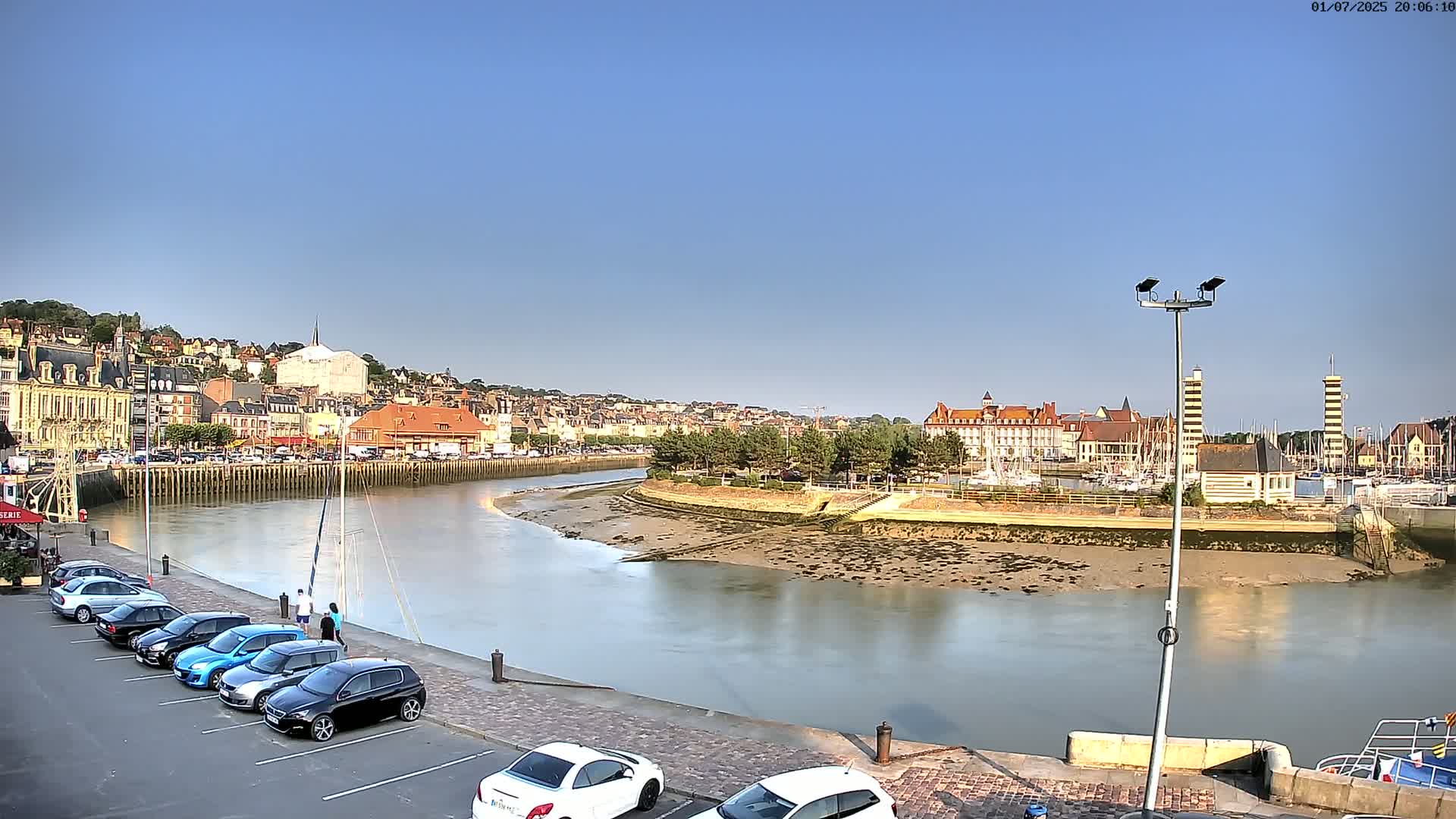 Trouville-Sur-Mer Comune Residence du Port & Coast Live Cam - Lisieux, Calvados, Normandie, France