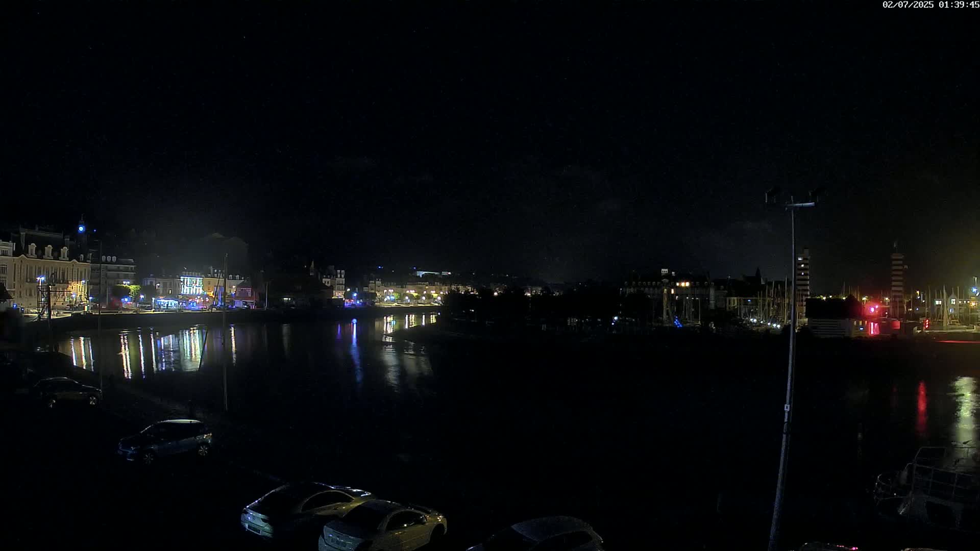 Trouville-Sur-Mer Comune Residence du Port & Coast Live Cam - Lisieux, Calvados, Normandie, France