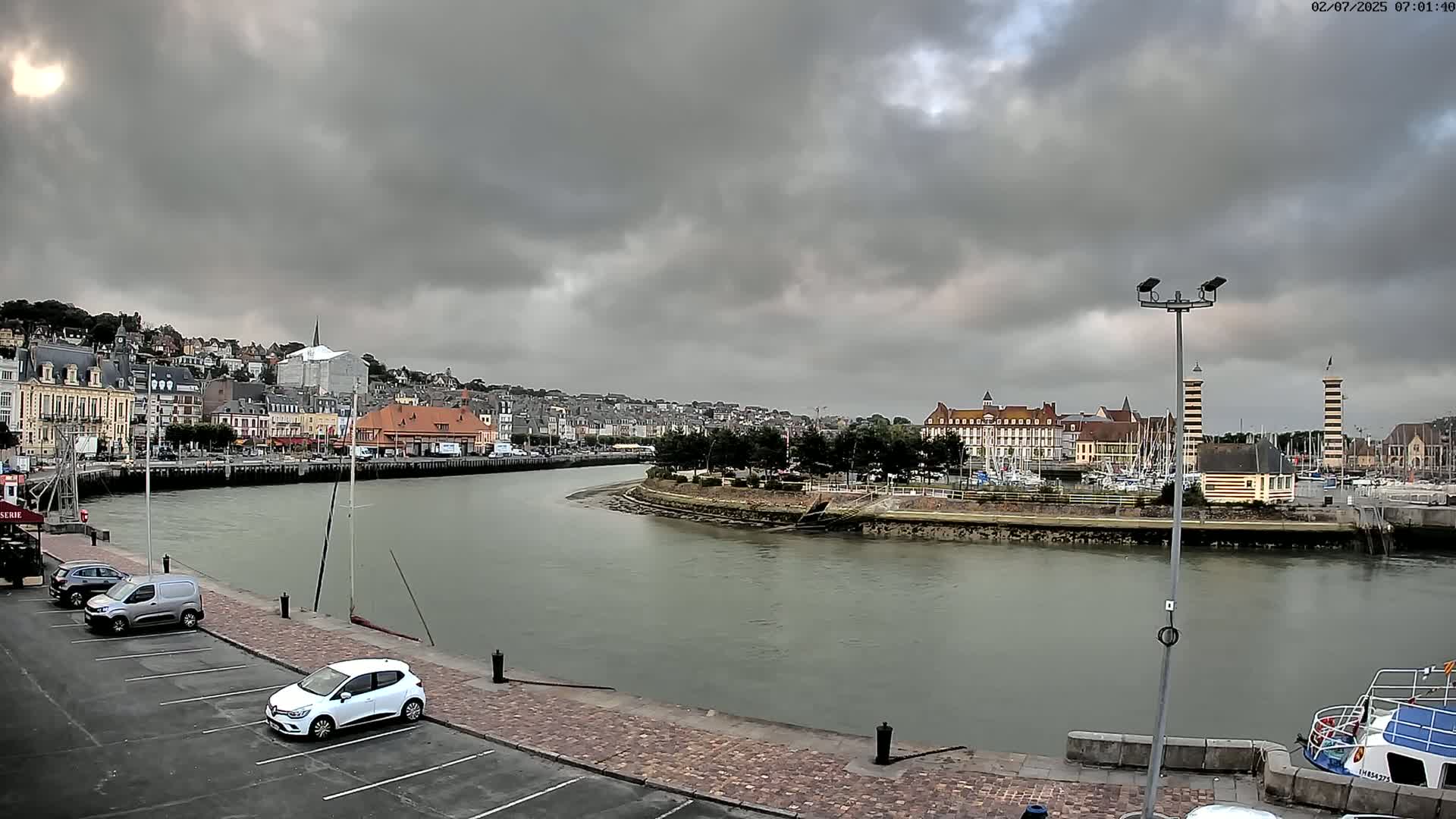Trouville-Sur-Mer Comune Residence du Port & Coast Live Cam - Lisieux, Calvados, Normandie, France