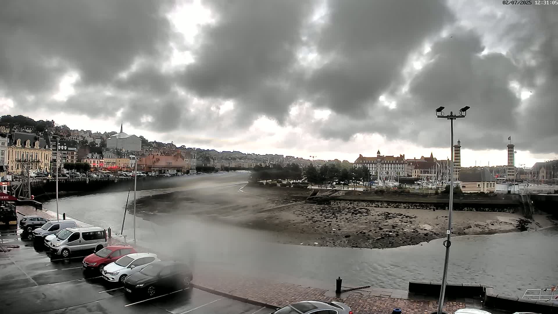 Trouville-Sur-Mer Comune Residence du Port & Coast Live Cam - Lisieux, Calvados, Normandie, France