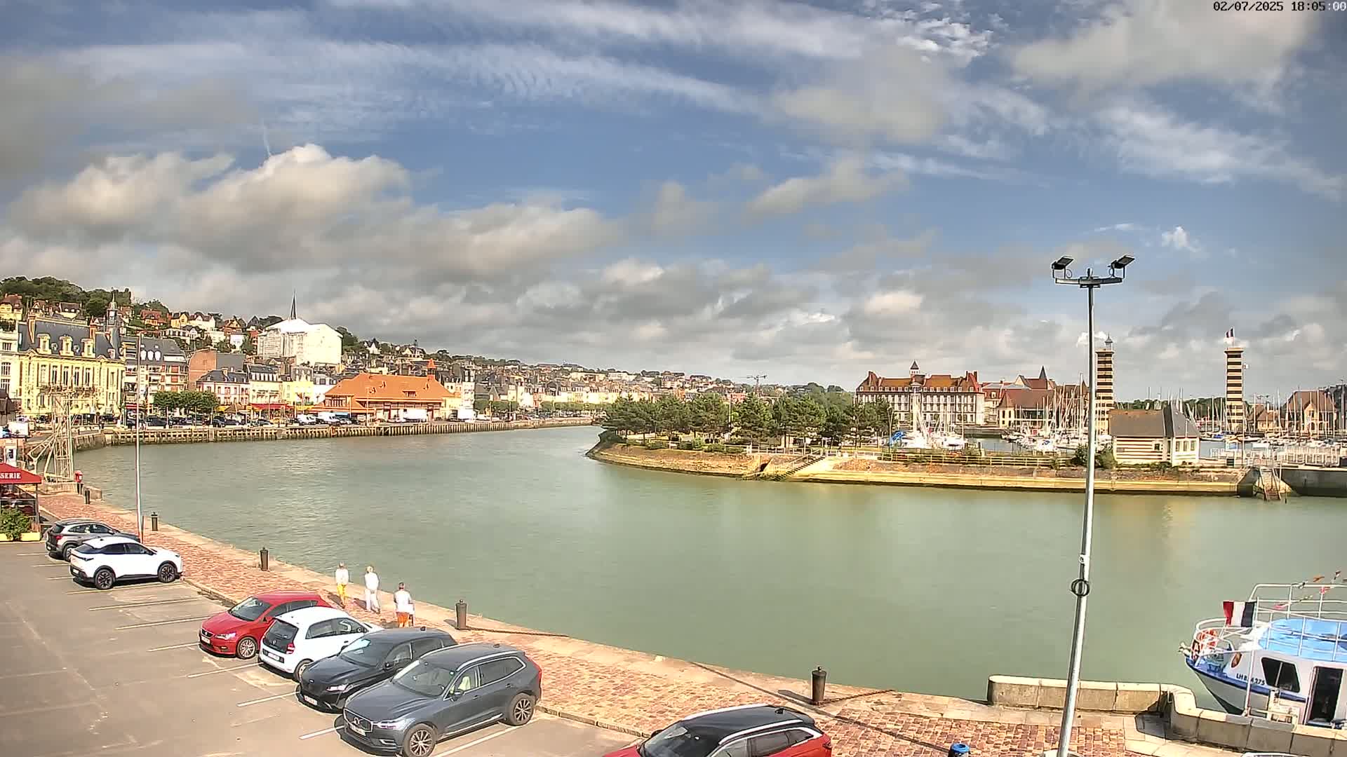 Trouville-Sur-Mer Comune Residence du Port & Coast Live Cam - Lisieux, Calvados, Normandie, France