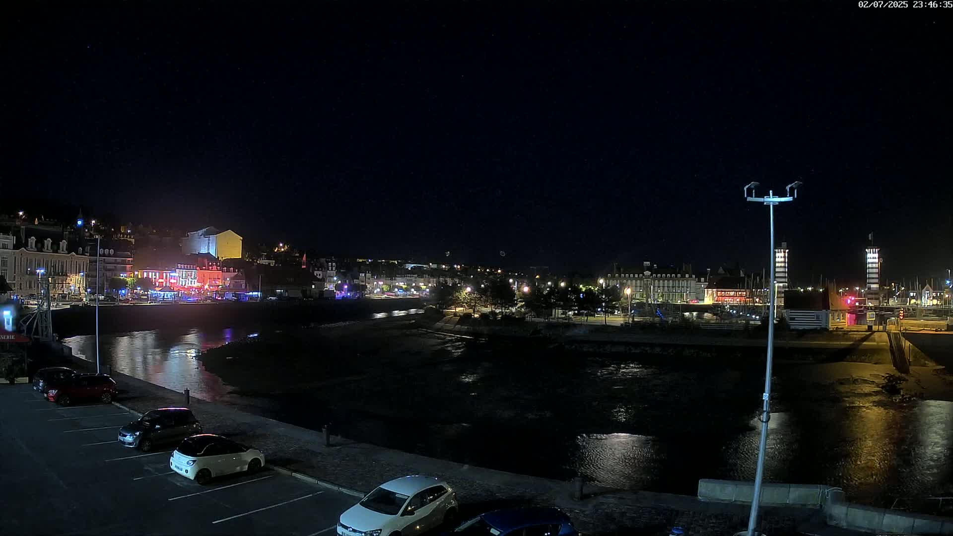 Trouville-Sur-Mer Comune Residence du Port & Coast Live Cam - Lisieux, Calvados, Normandie, France