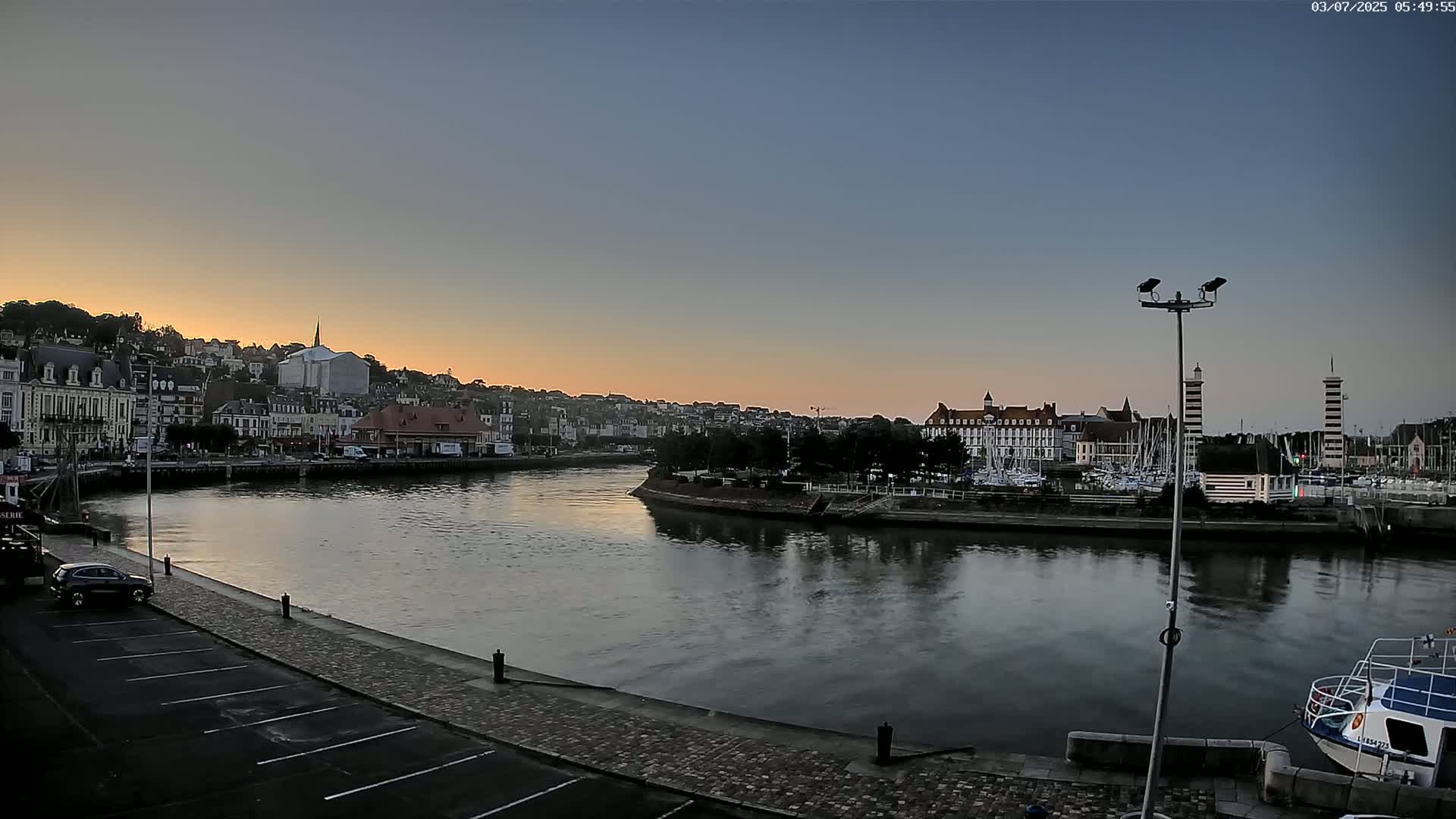 Trouville-Sur-Mer Comune Residence du Port & Coast Live Cam - Lisieux, Calvados, Normandie, France