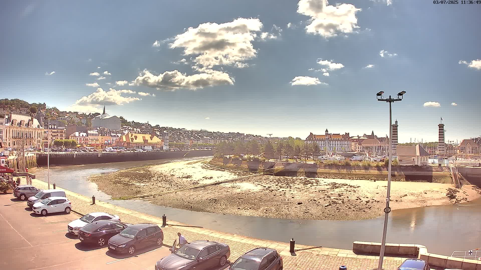 Trouville-Sur-Mer Comune Residence du Port & Coast Live Cam - Lisieux, Calvados, Normandie, France